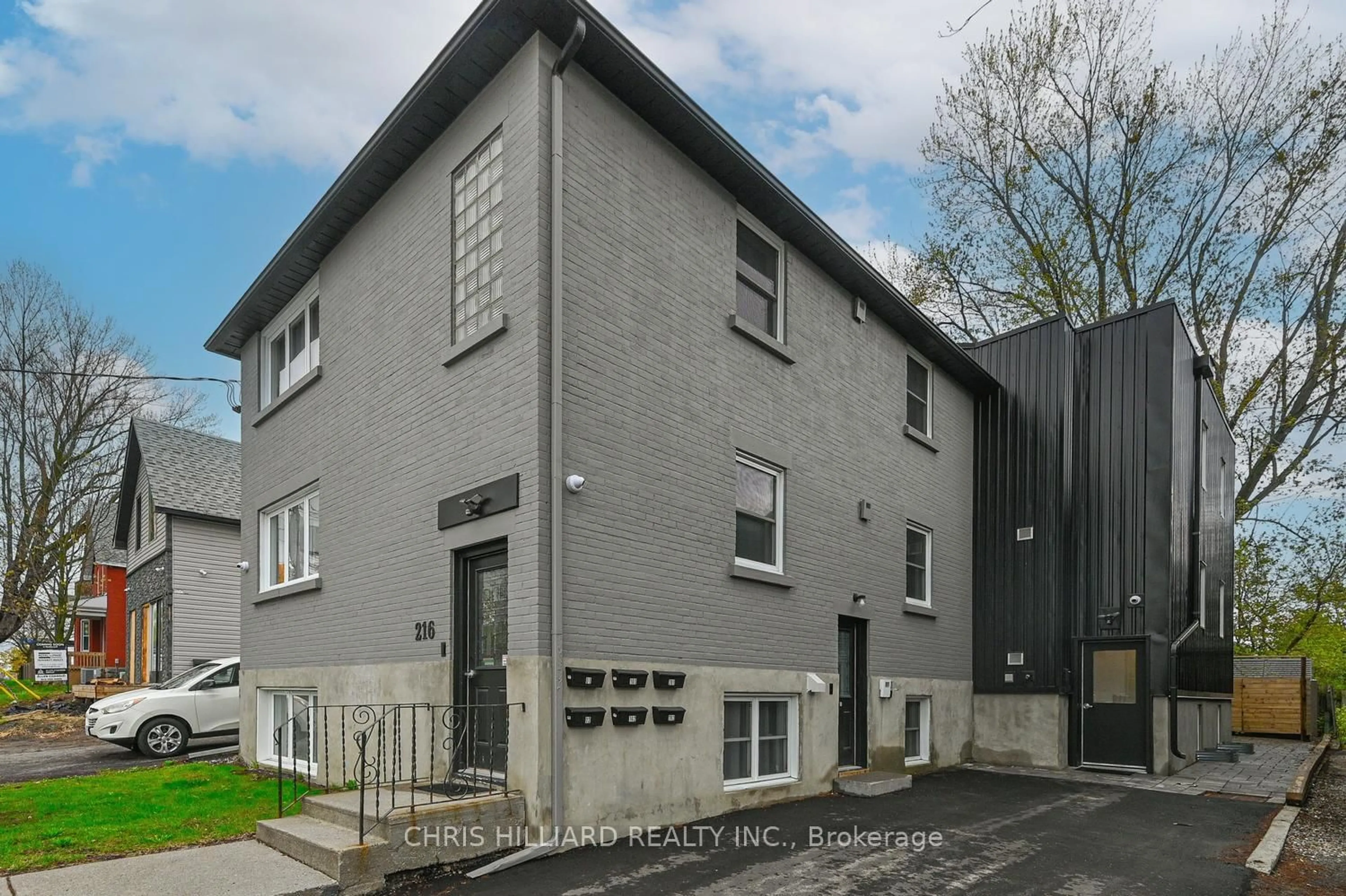 A pic from outside/outdoor area/front of a property/back of a property/a pic from drone, street for 216 Mcarthur Ave, Ottawa Ontario K1L 6P5