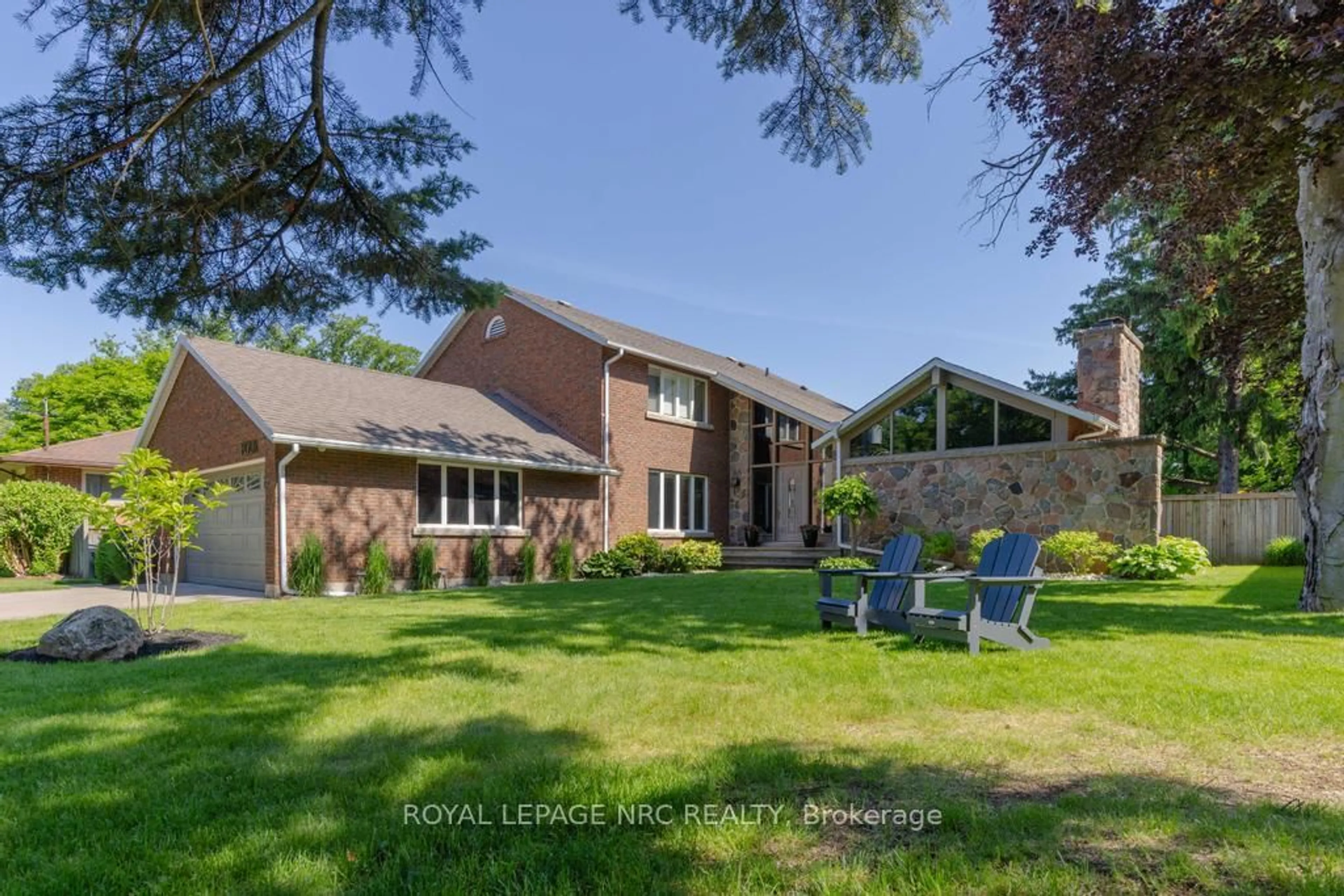 A pic from outside/outdoor area/front of a property/back of a property/a pic from drone, water/lake/river/ocean view for 4 Maplewood Dr, St. Catharines Ontario L2M 3P1