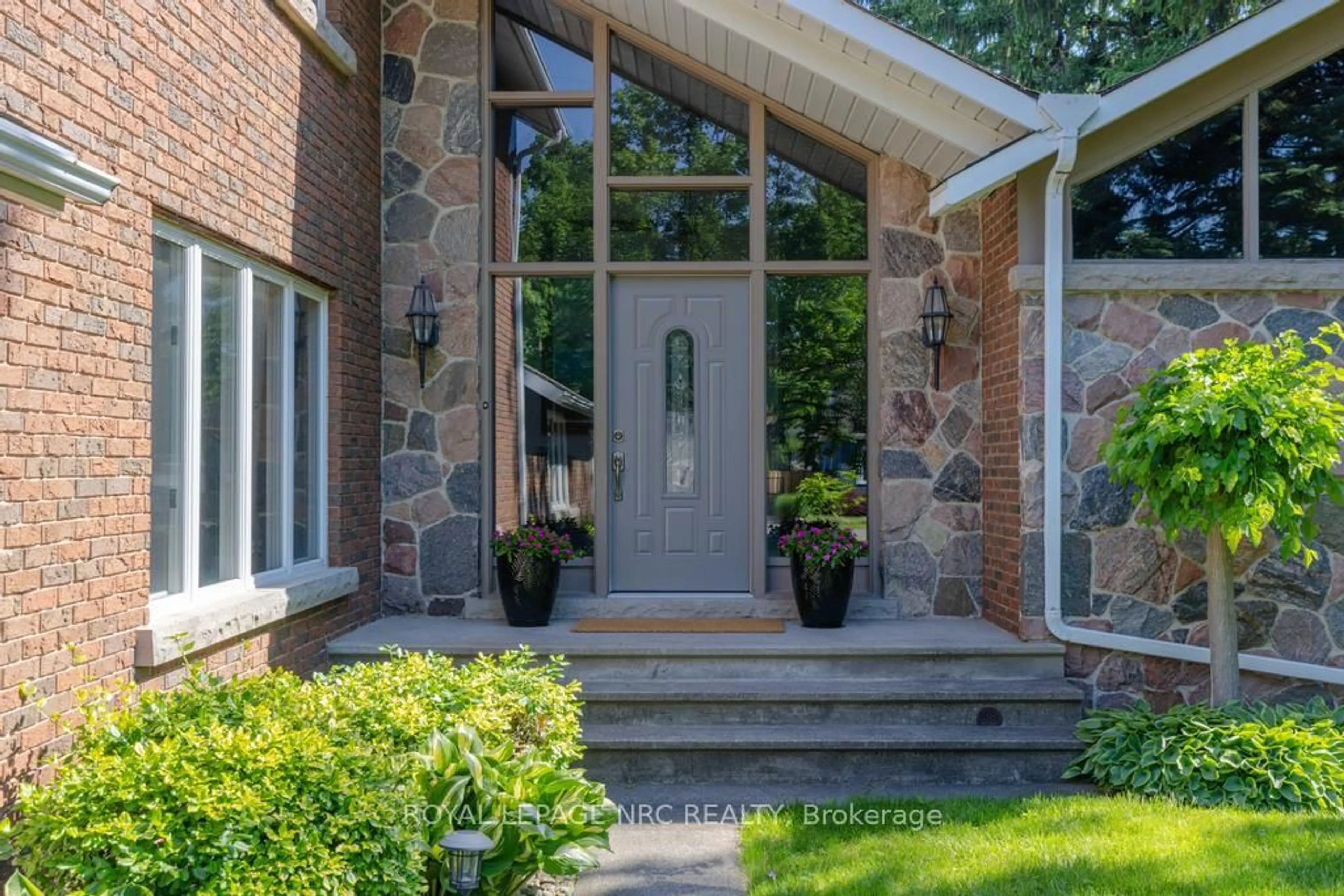 Home with brick exterior material, street for 4 Maplewood Dr, St. Catharines Ontario L2M 3P1