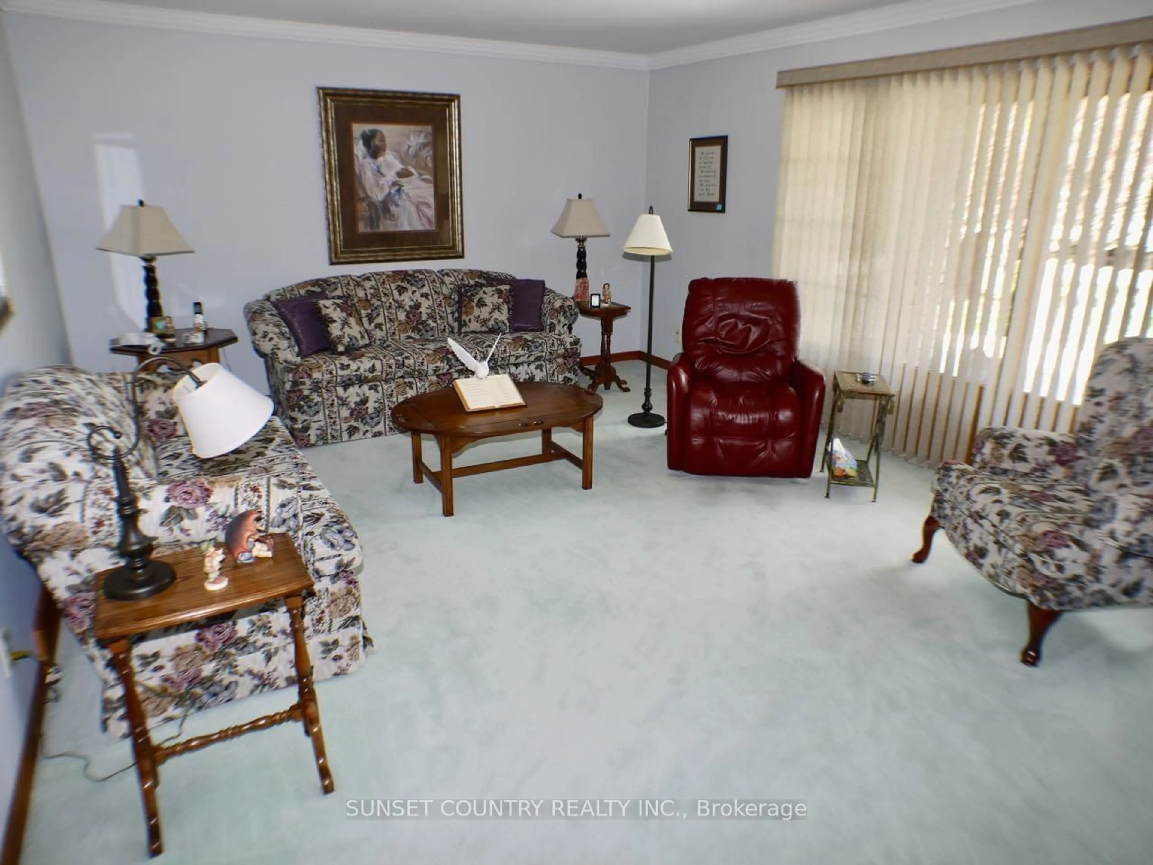 Living room with furniture, carpet floor for 259 MEMORIAL Ave, Dryden Ontario P8N 2M9