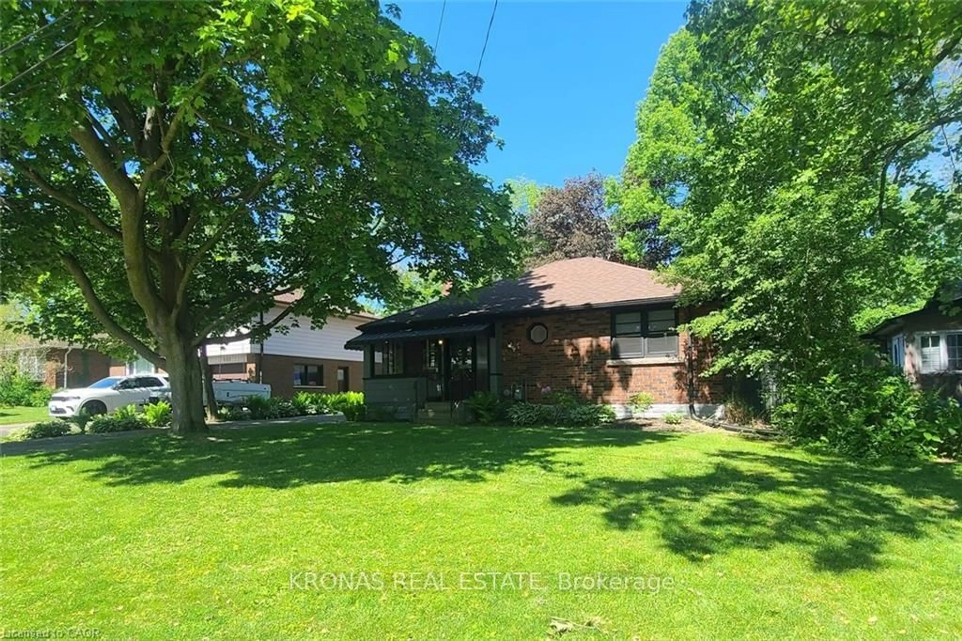 A pic from outside/outdoor area/front of a property/back of a property/a pic from drone, unknown for 38 Helen St, Hamilton Ontario L9H 1N3