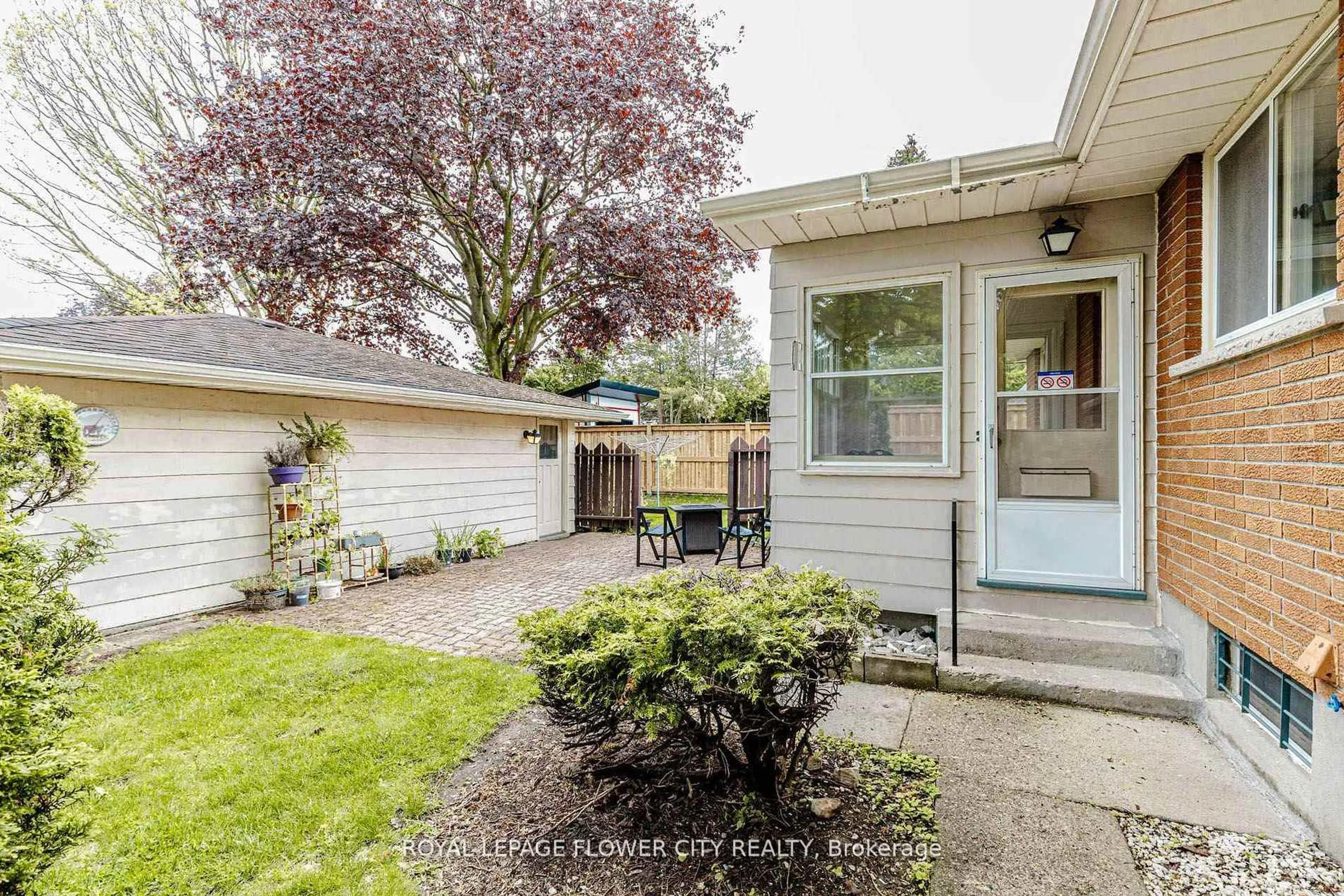 Patio, street for 15 Cumberland Cres, London North Ontario N5X 1B7
