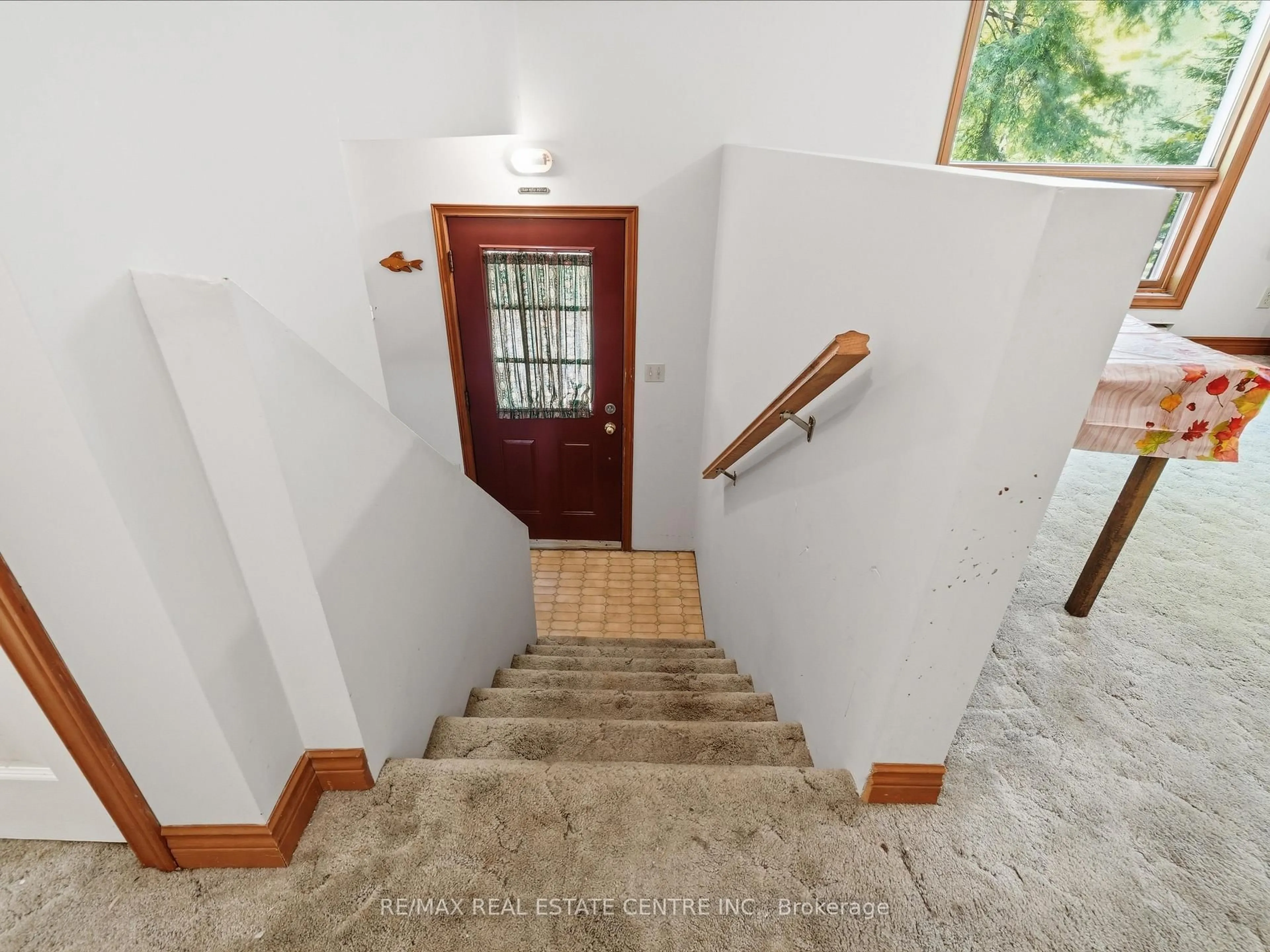 Indoor foyer for 1059 Britannia Rd, Huntsville Ontario P1H 2J3