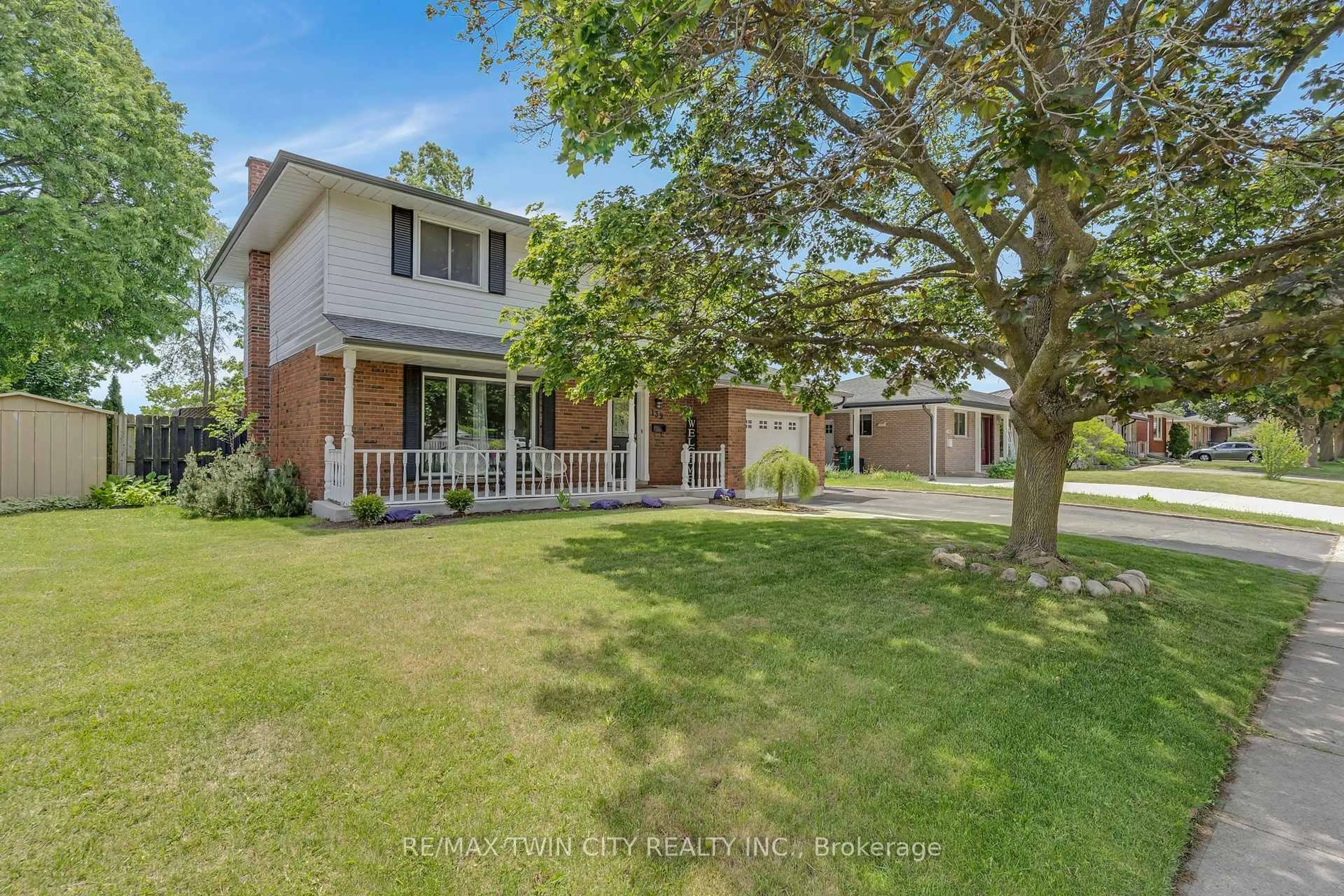 A pic from outside/outdoor area/front of a property/back of a property/a pic from drone, street for 139 Dorset Rd, Cambridge Ontario N1R 2X3