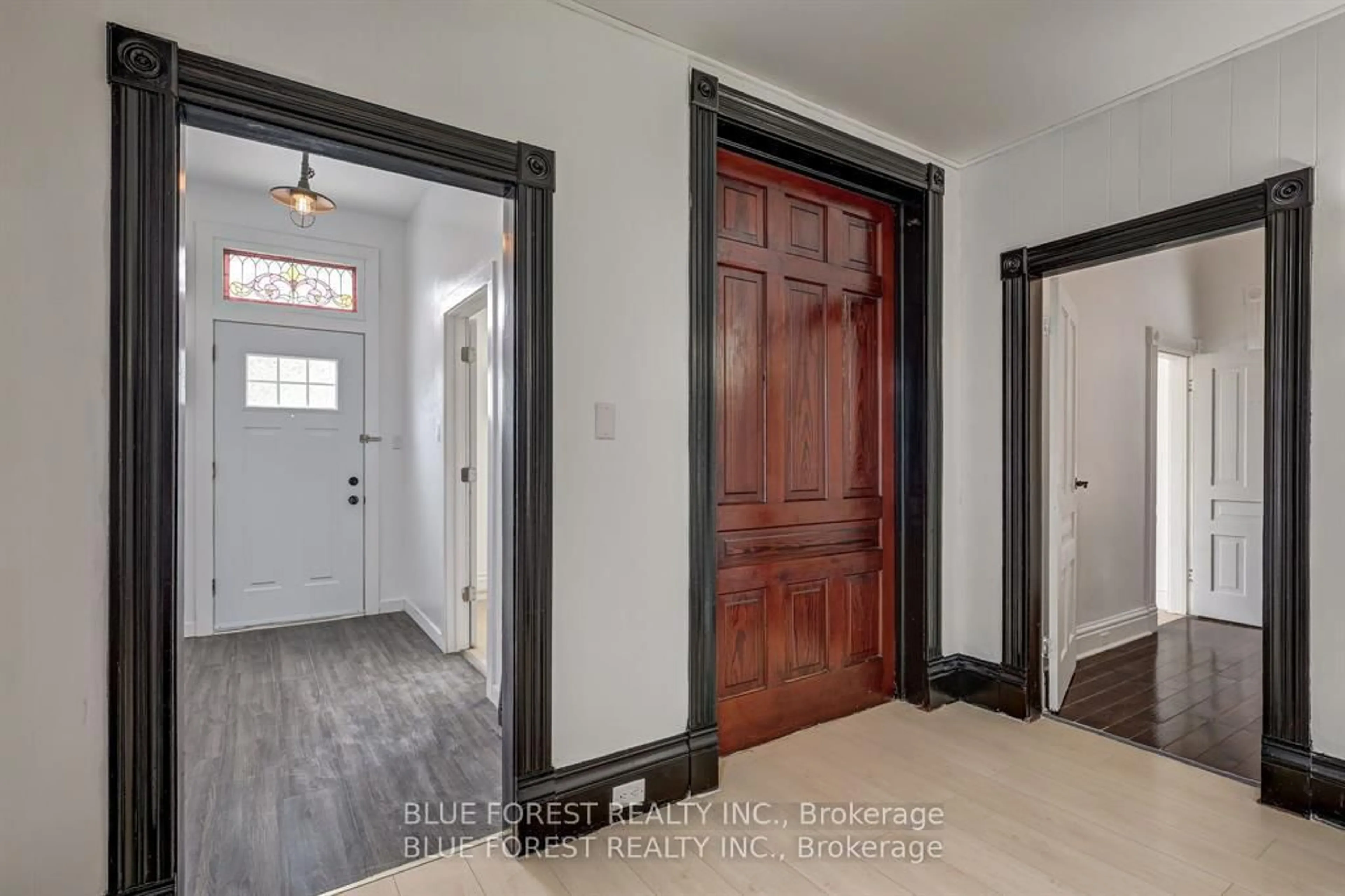 Indoor entryway for 36 ADELAIDE St, London South Ontario N5Z 3K2