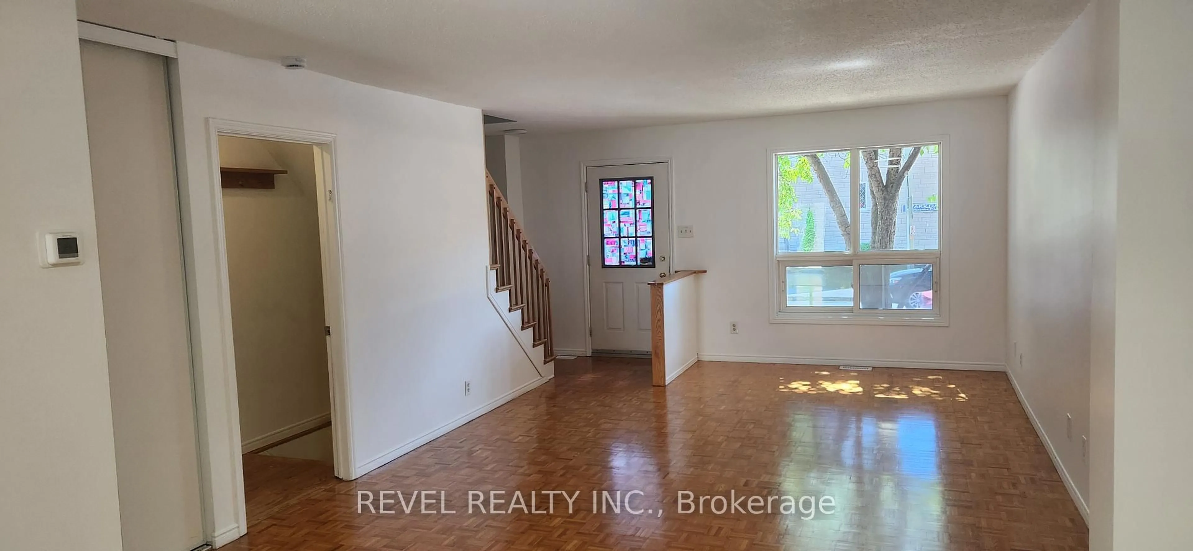 A pic of a room for 469 Parkdale Ave, Ottawa Ontario K1Y 1H5
