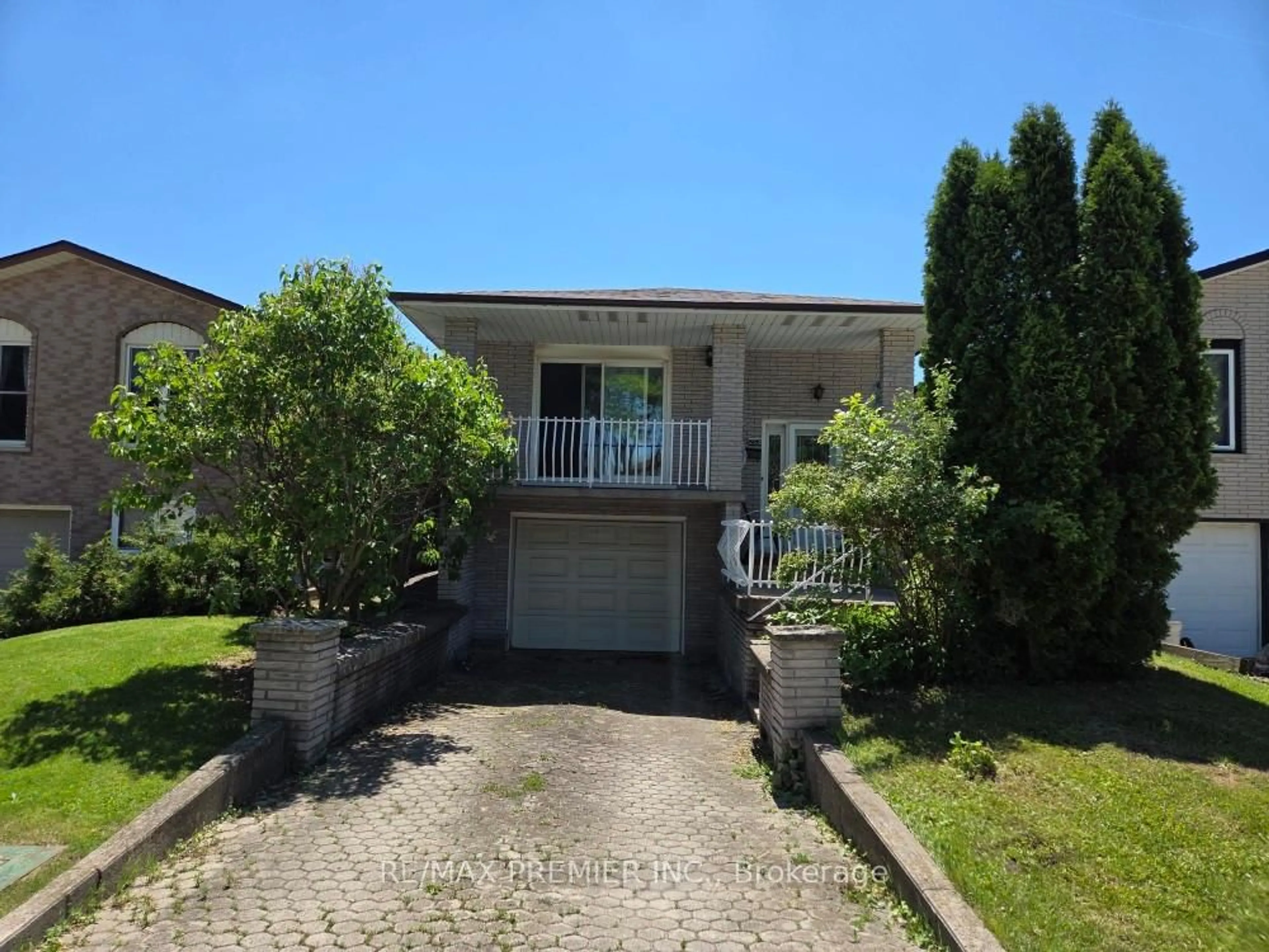 A pic from outside/outdoor area/front of a property/back of a property/a pic from drone, street for 253 Solomon Cres, Hamilton Ontario L8W 1Z1