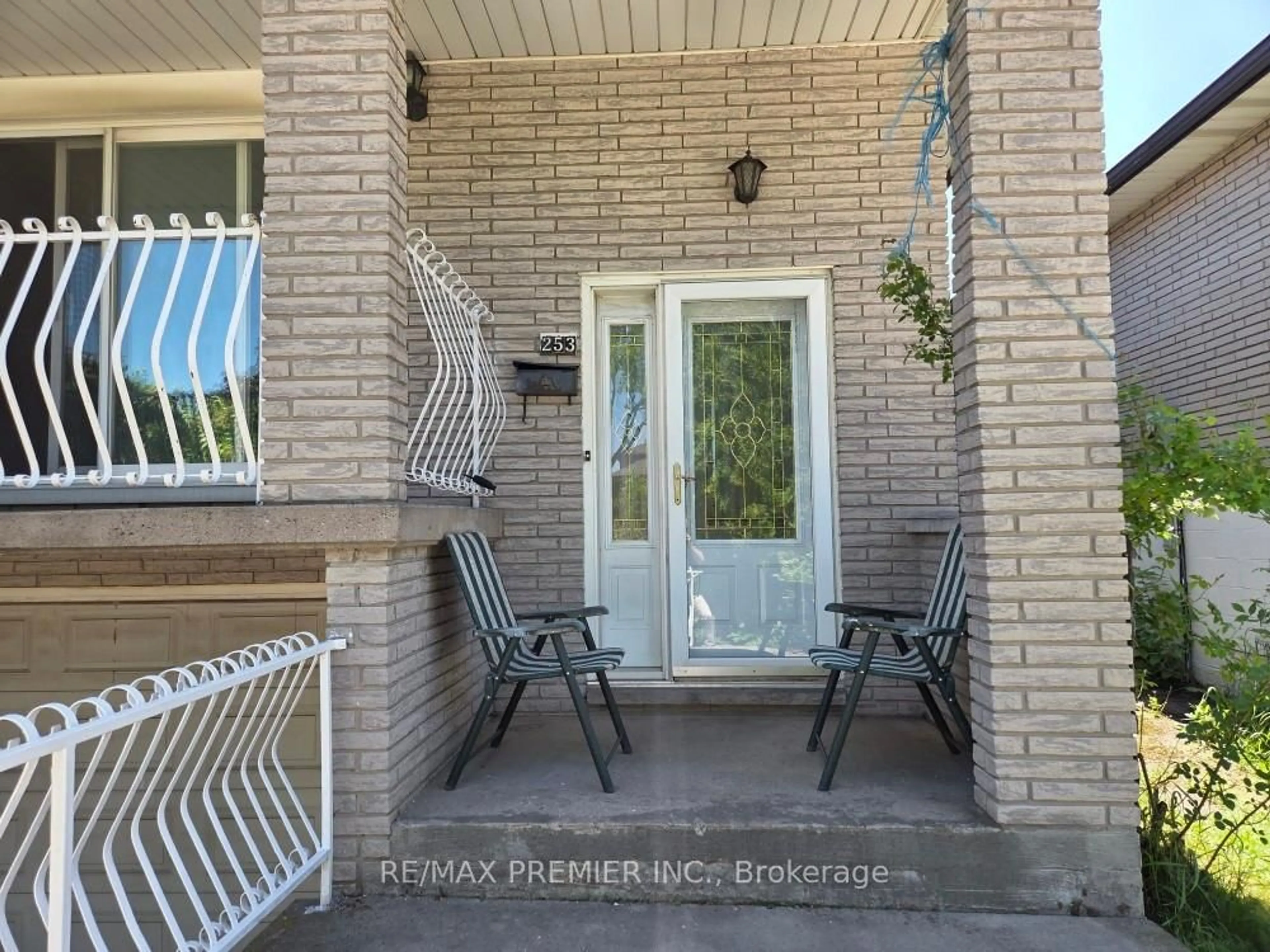 Indoor entryway for 253 Solomon Cres, Hamilton Ontario L8W 1Z1