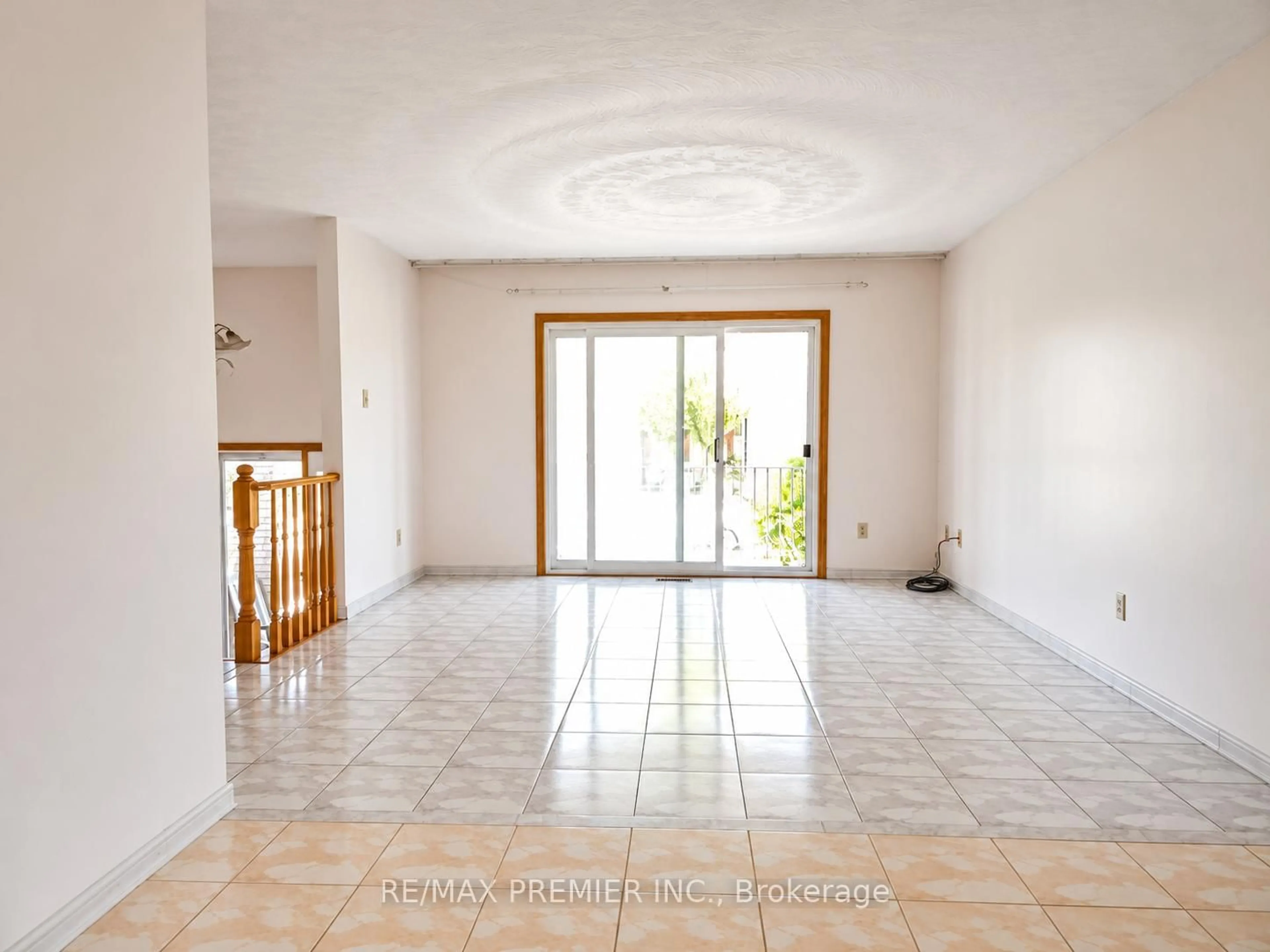 Indoor foyer for 253 Solomon Cres, Hamilton Ontario L8W 1Z1