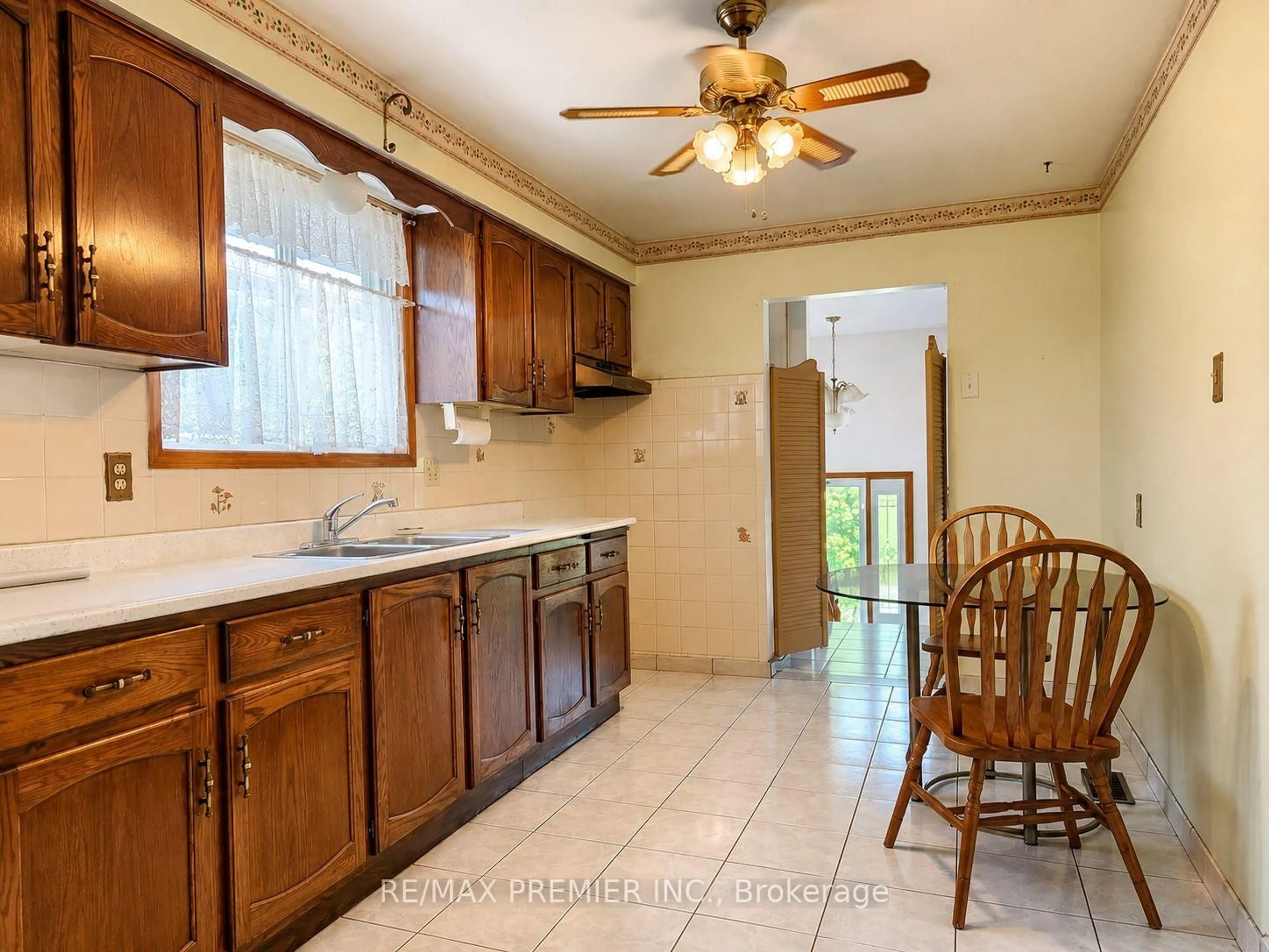 Standard kitchen, ceramic/tile floor for 253 Solomon Cres, Hamilton Ontario L8W 1Z1
