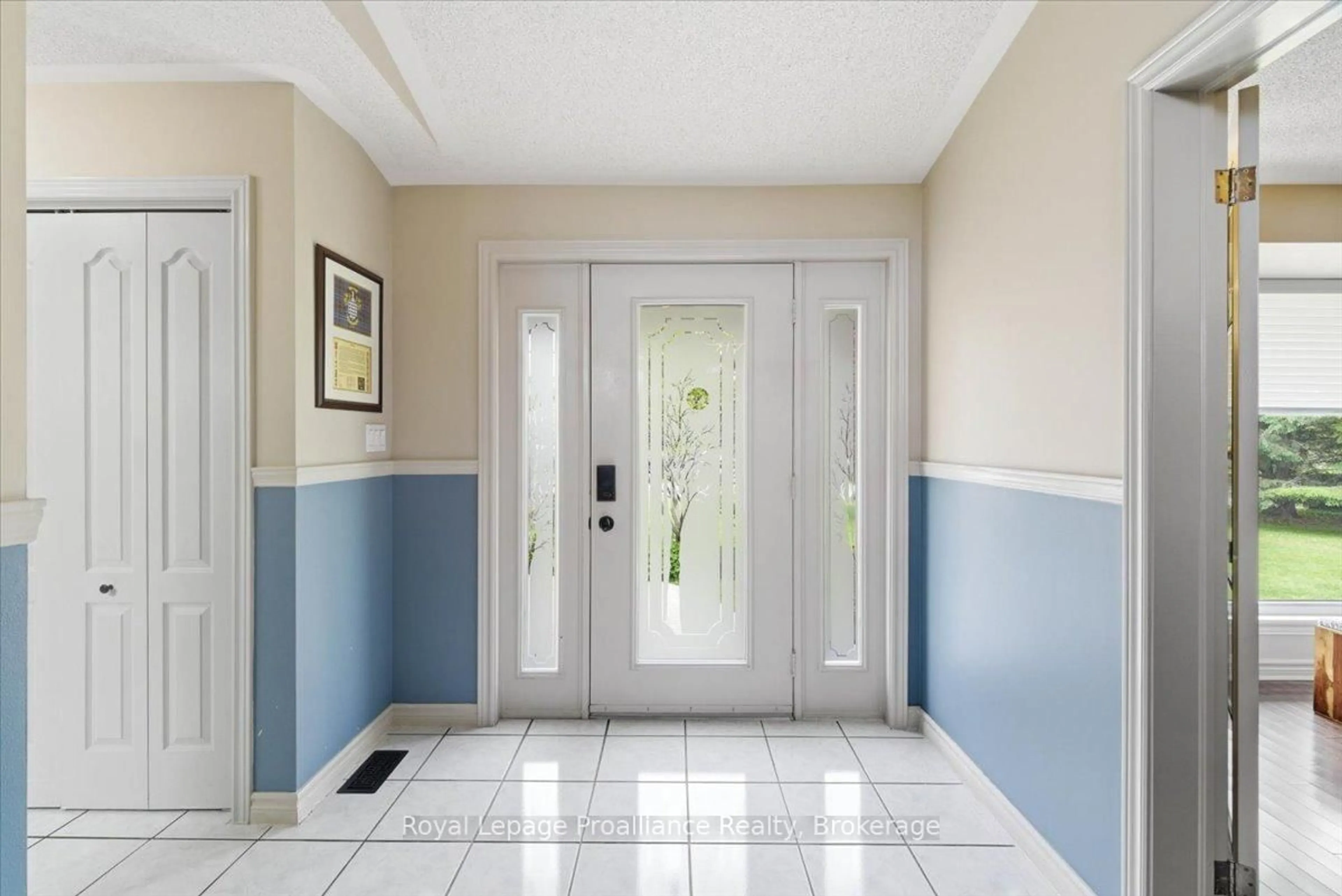 Indoor entryway for 12 Experimental Farm Rd, Trenton Ontario K8V 5P7
