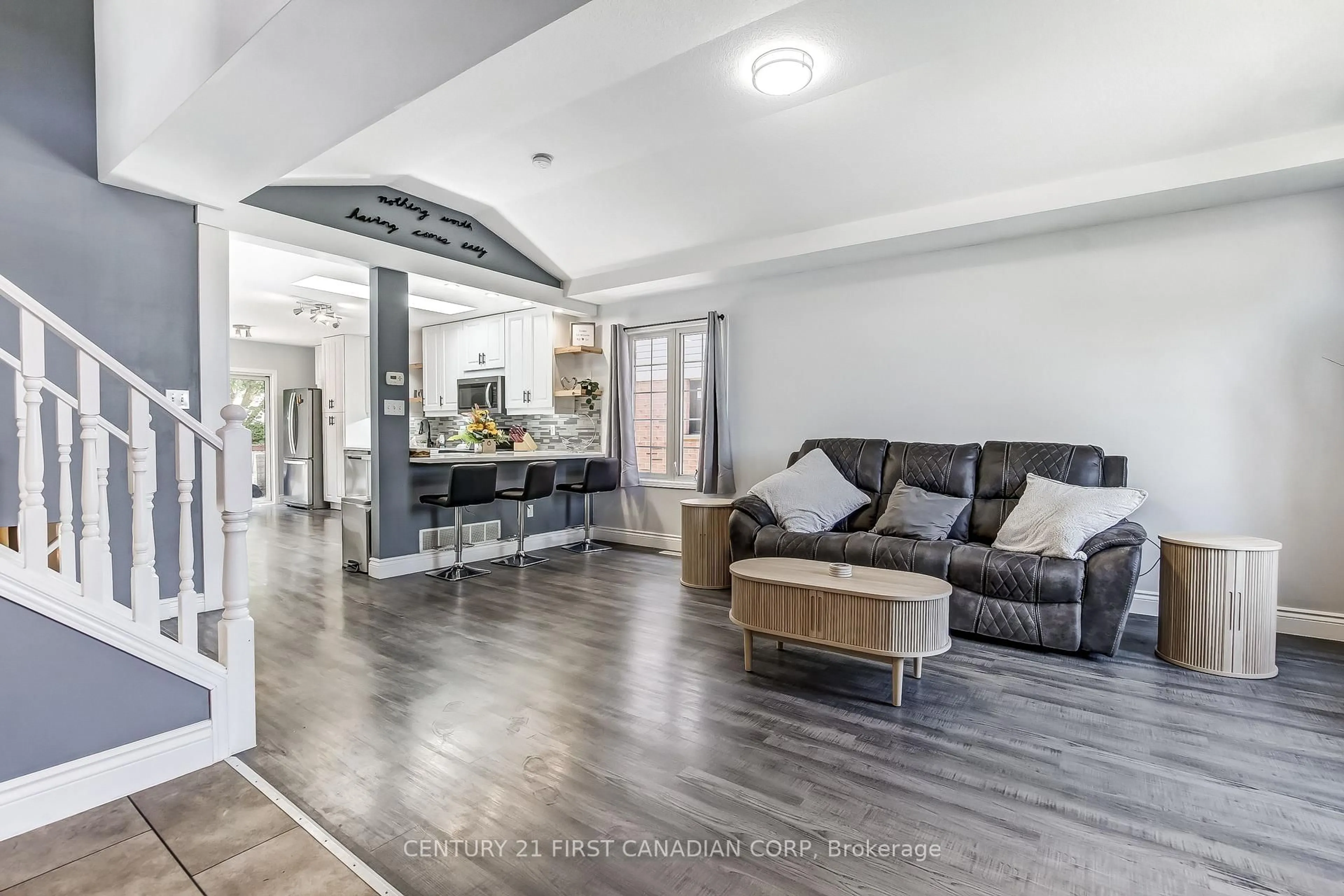 Living room with furniture, unknown for 10 Steeplechase Crt, St. Thomas Ontario N5R 6H4