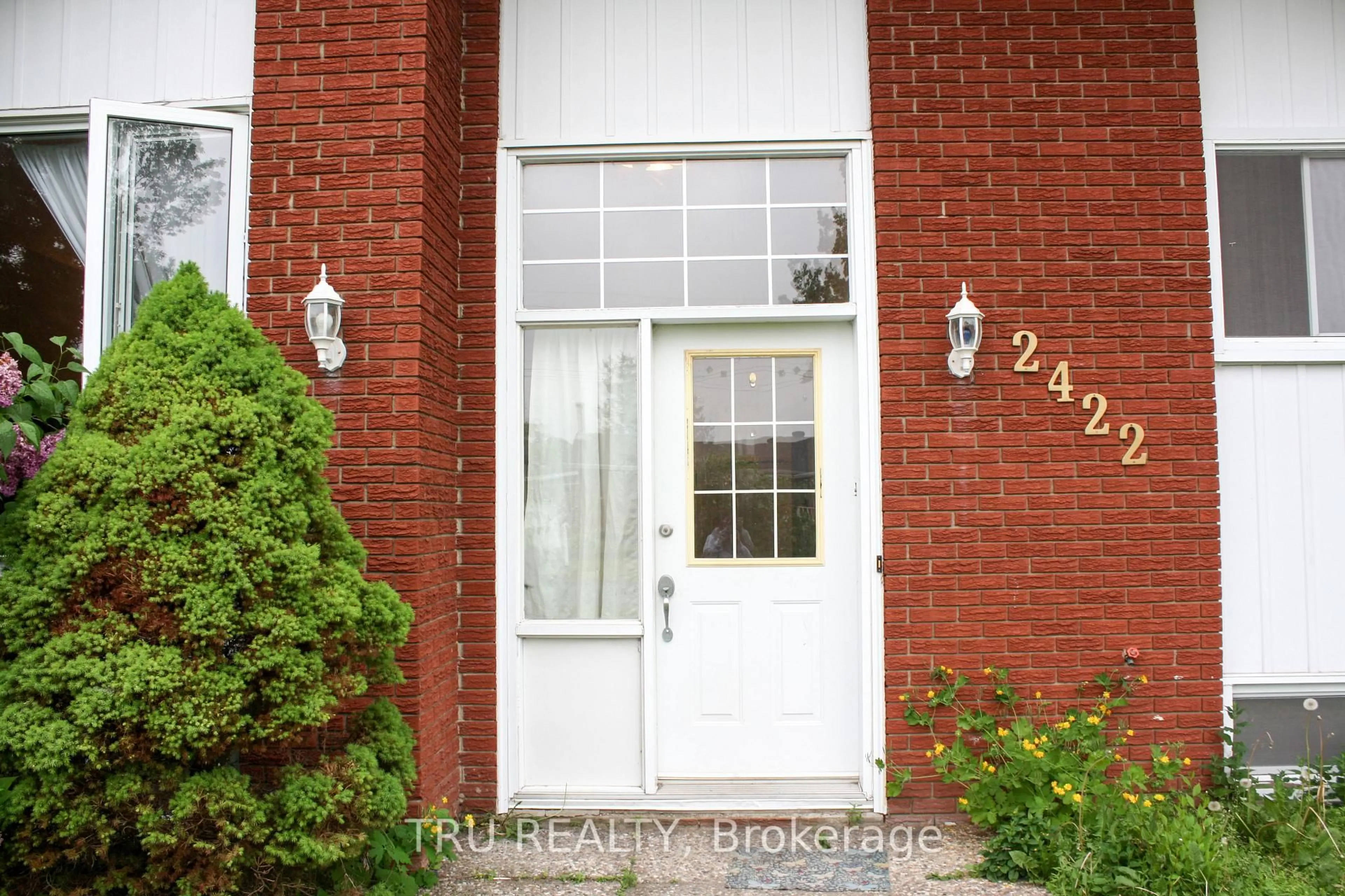 Indoor entryway for 2422 Ouellette Rd, Clarence-Rockland Ontario K0A 3N0
