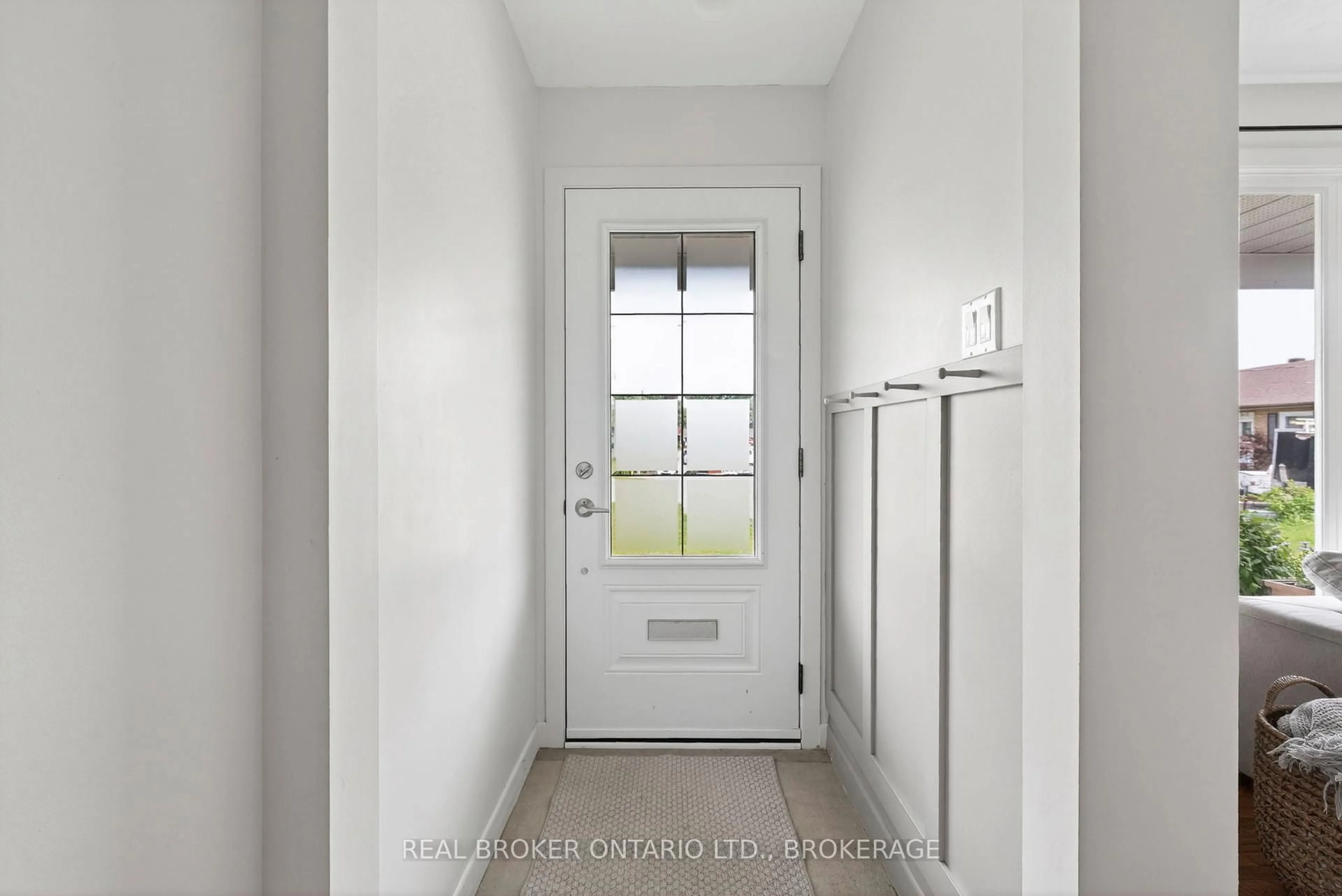 Indoor entryway for 821 Haldimand Cres, Cornwall Ontario K6H 5C9