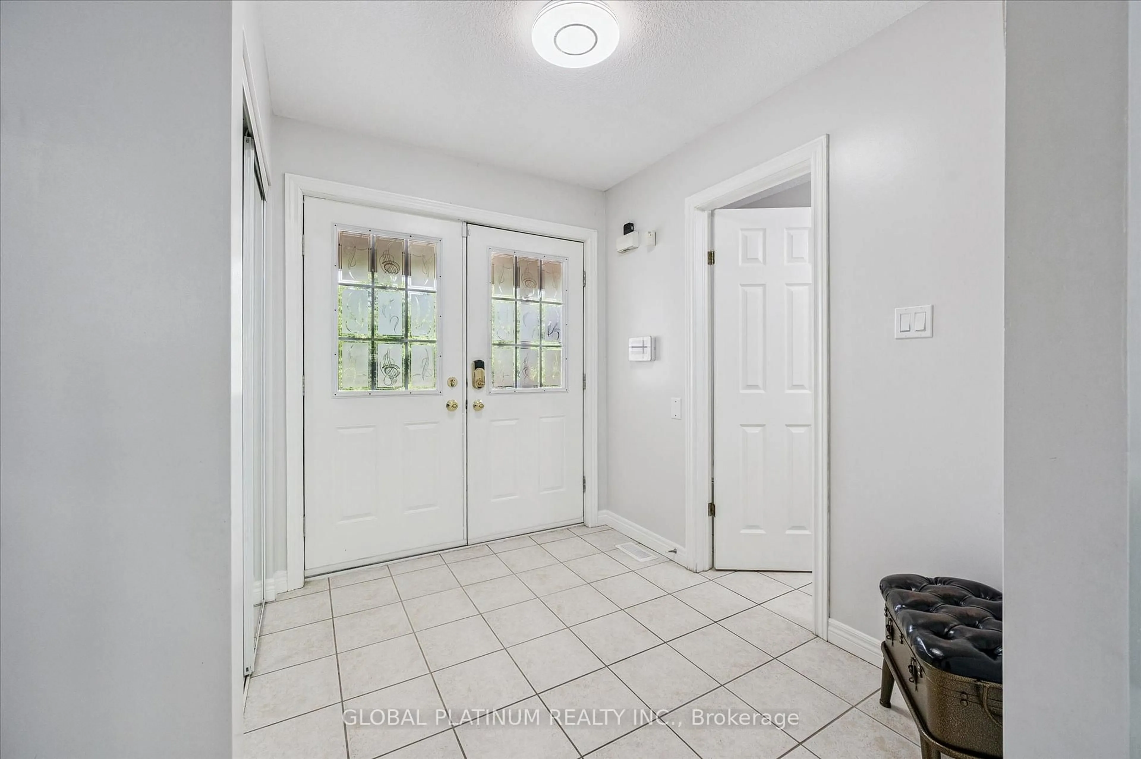 Indoor entryway for 244 Doon South Dr, Kitchener Ontario N2P 2L8