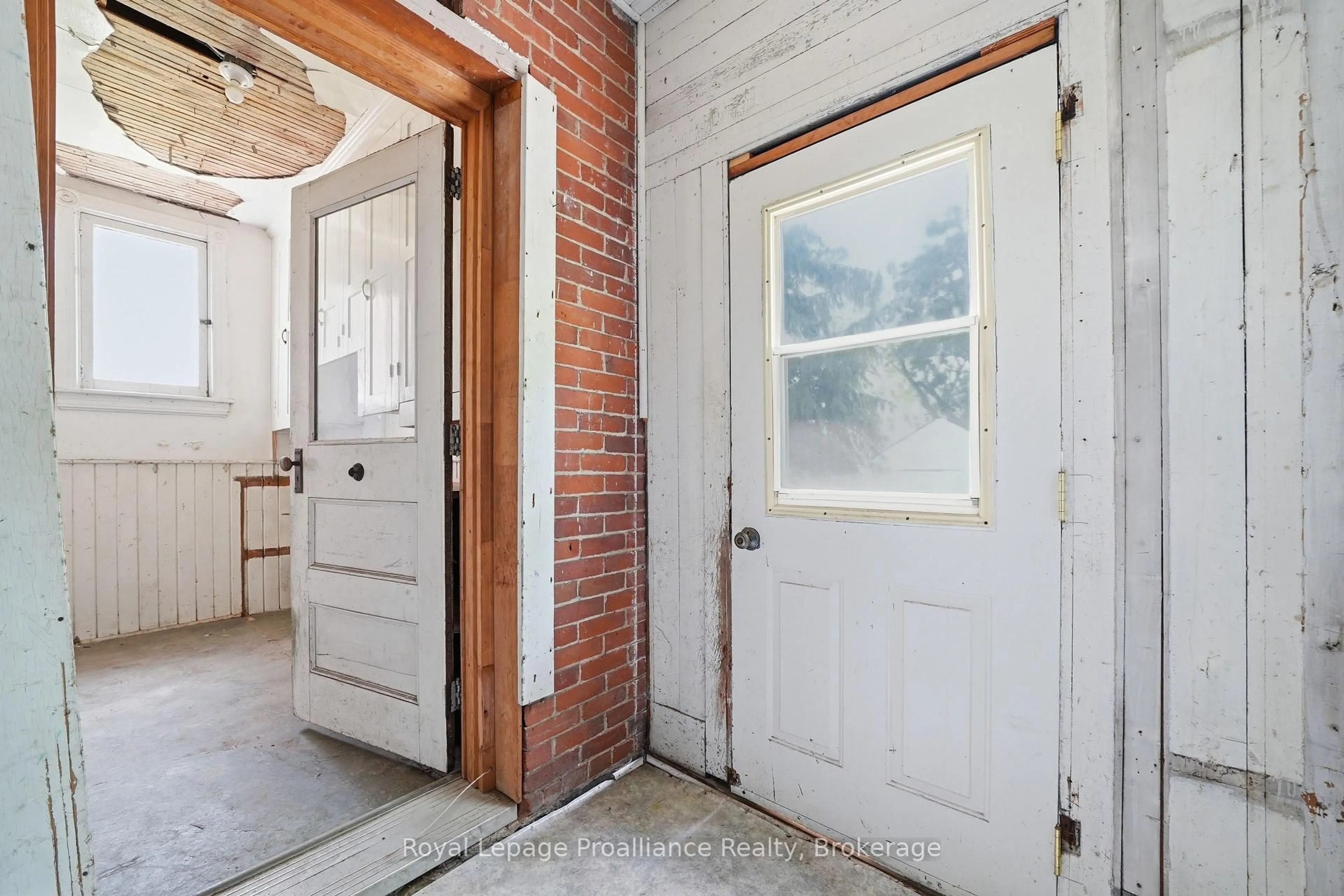 Indoor entryway for 270 Ann St, Belleville Ontario K8N 3L9