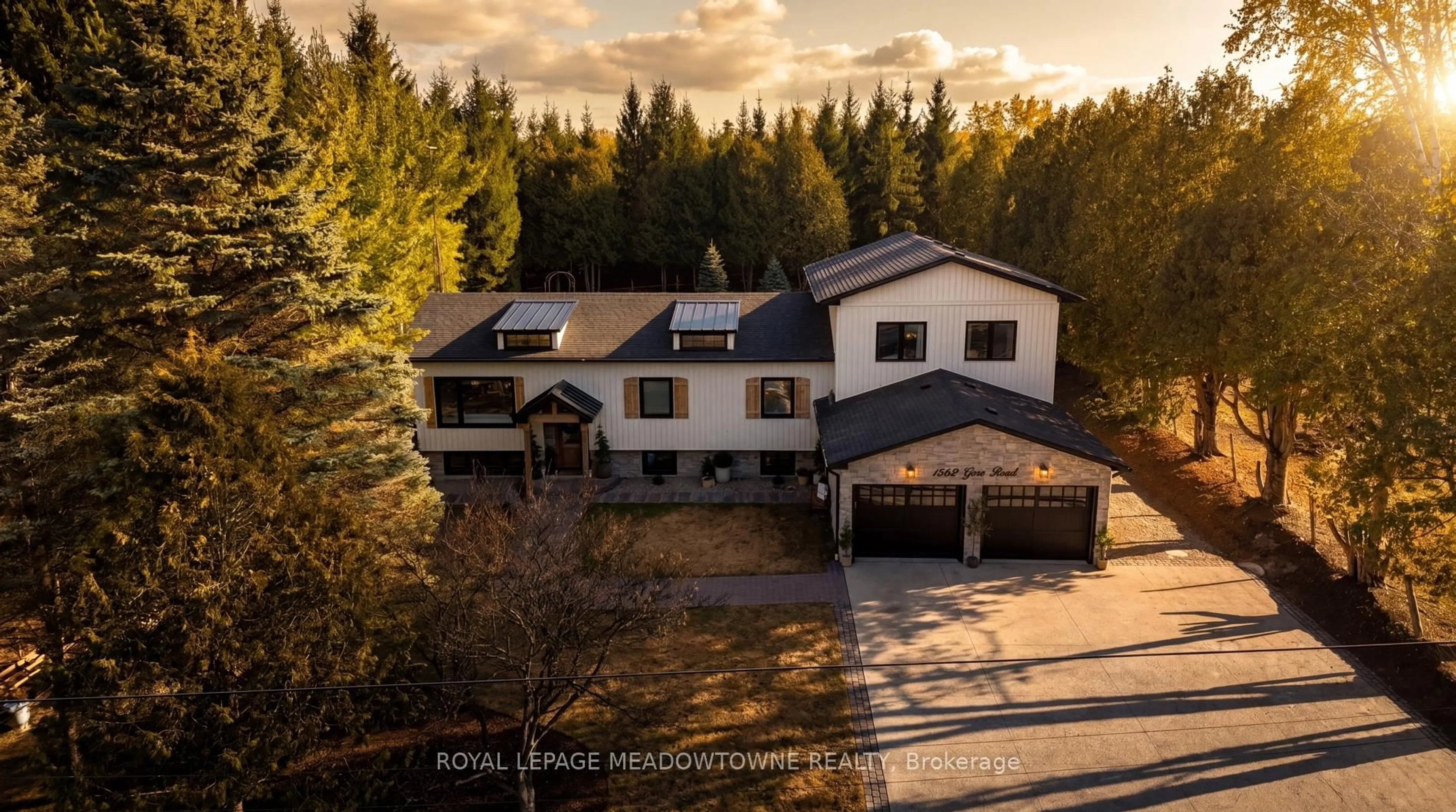 A pic from outside/outdoor area/front of a property/back of a property/a pic from drone, unknown for 1562 Gore Rd, Puslinch Ontario N0B 2J0