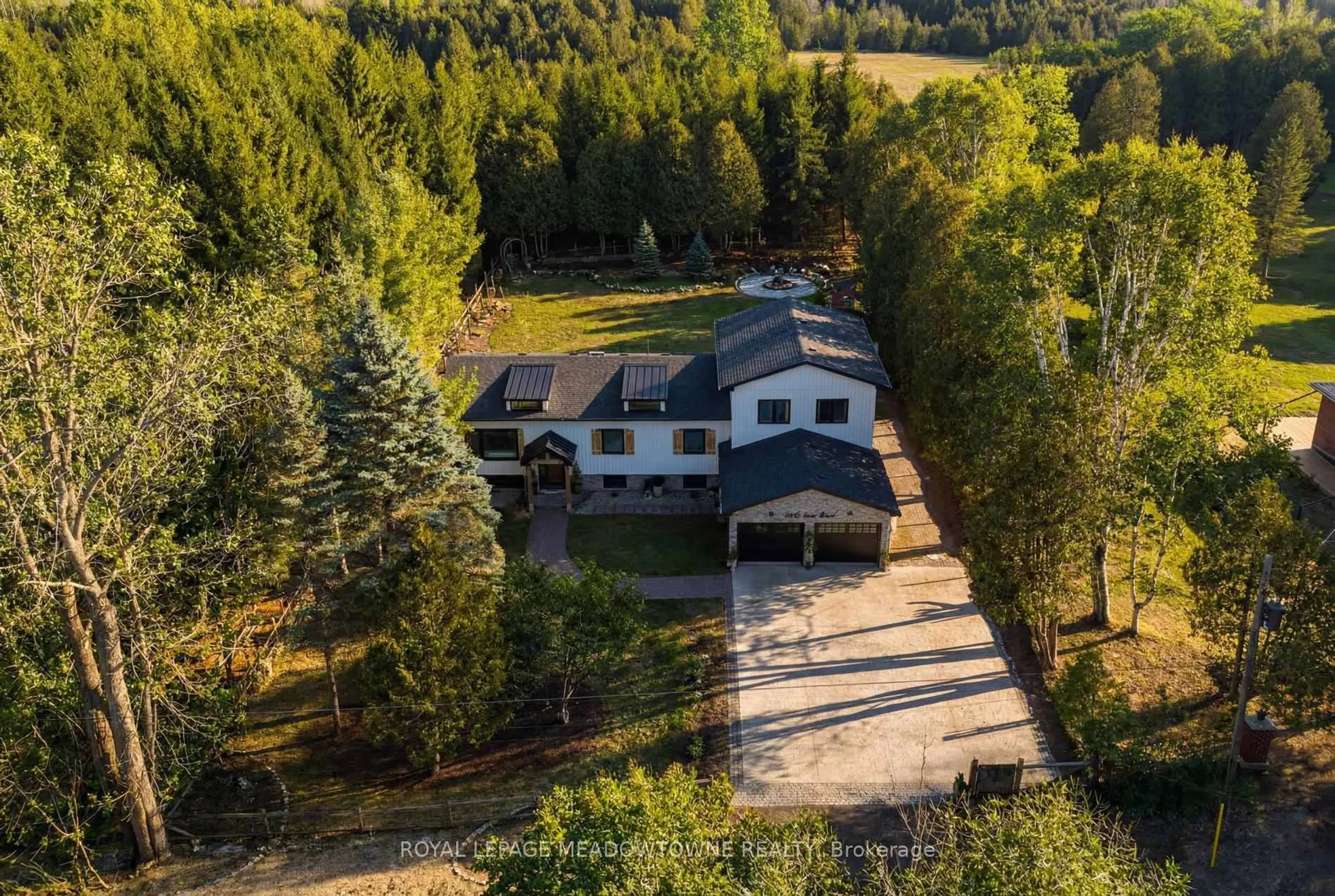 A pic from outside/outdoor area/front of a property/back of a property/a pic from drone, unknown for 1562 Gore Rd, Puslinch Ontario N0B 2J0
