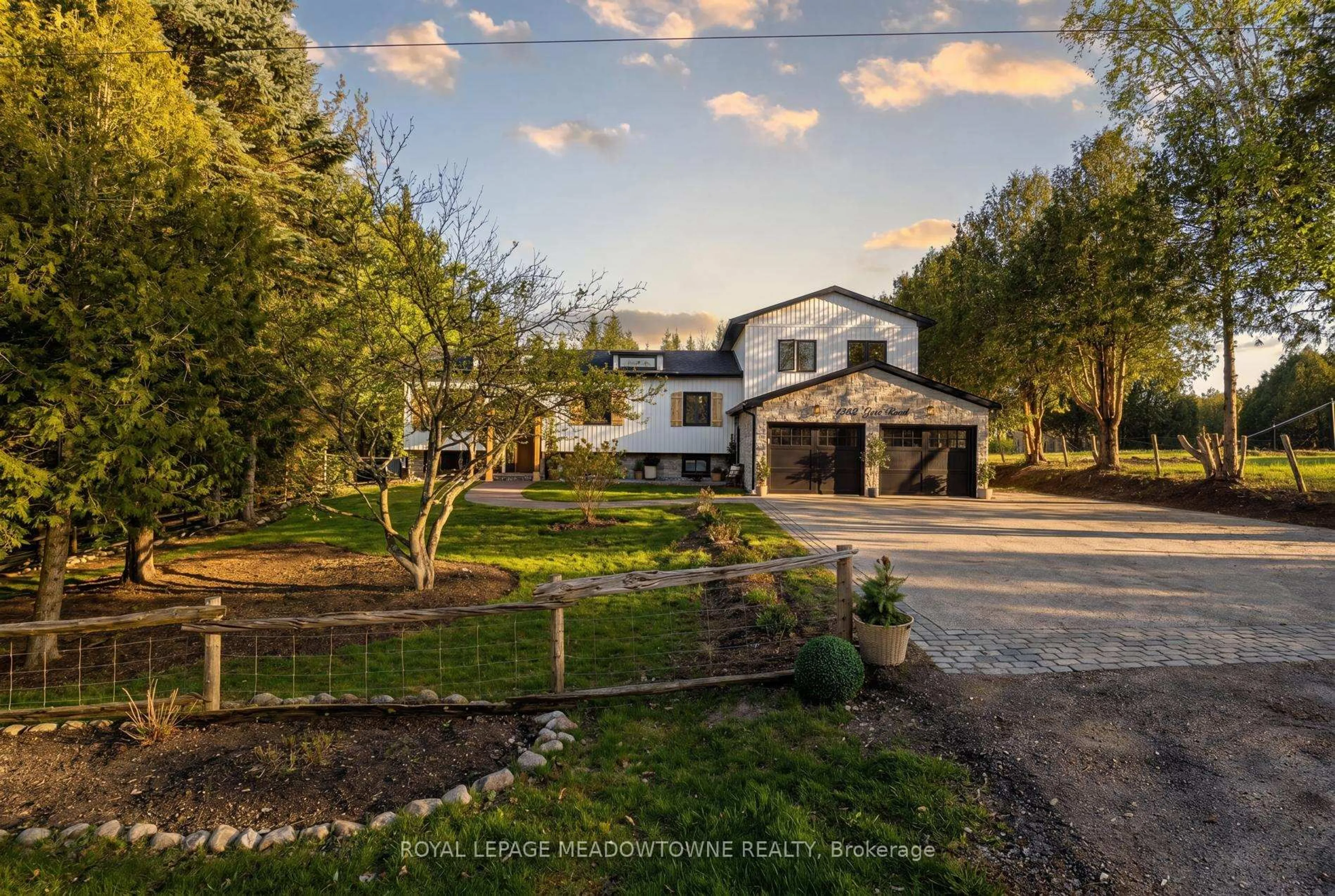 A pic from outside/outdoor area/front of a property/back of a property/a pic from drone, street for 1562 Gore Rd, Puslinch Ontario N0B 2J0