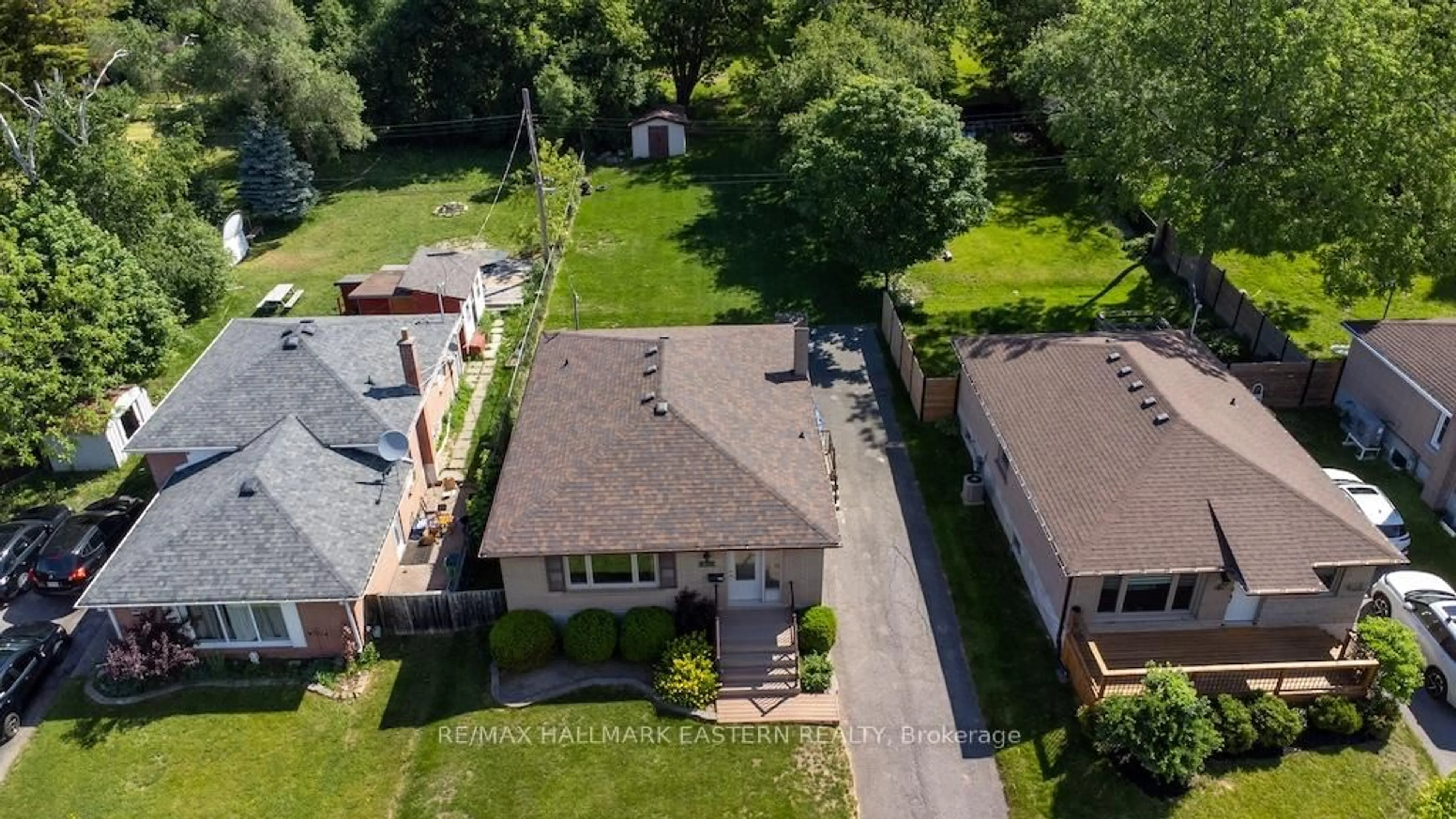 A pic from outside/outdoor area/front of a property/back of a property/a pic from drone, street for 844 Philip St, Peterborough Ontario K9H 6E2