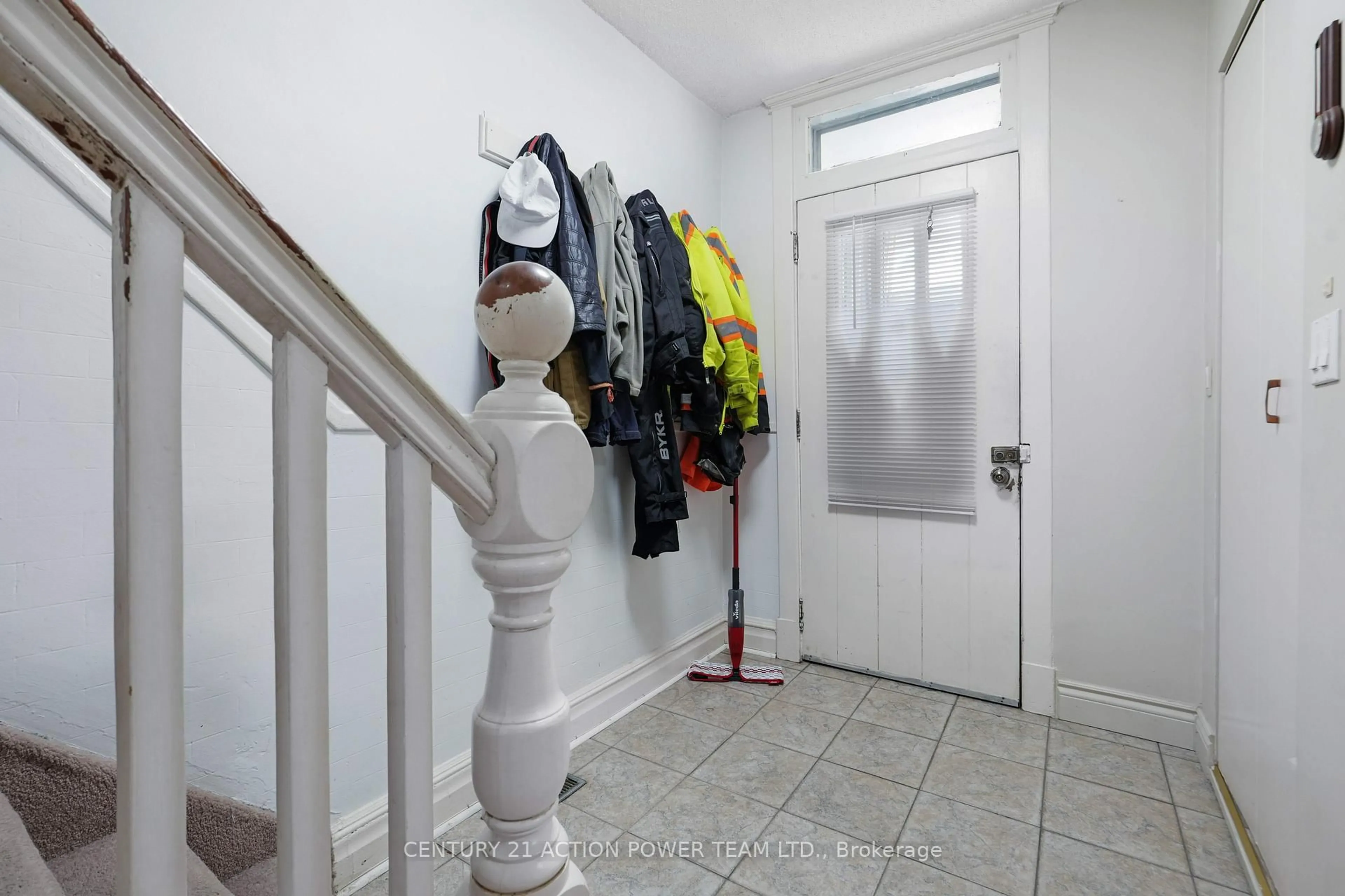 Indoor entryway for 222 Montfort St, Ottawa Ontario K1L 5P4