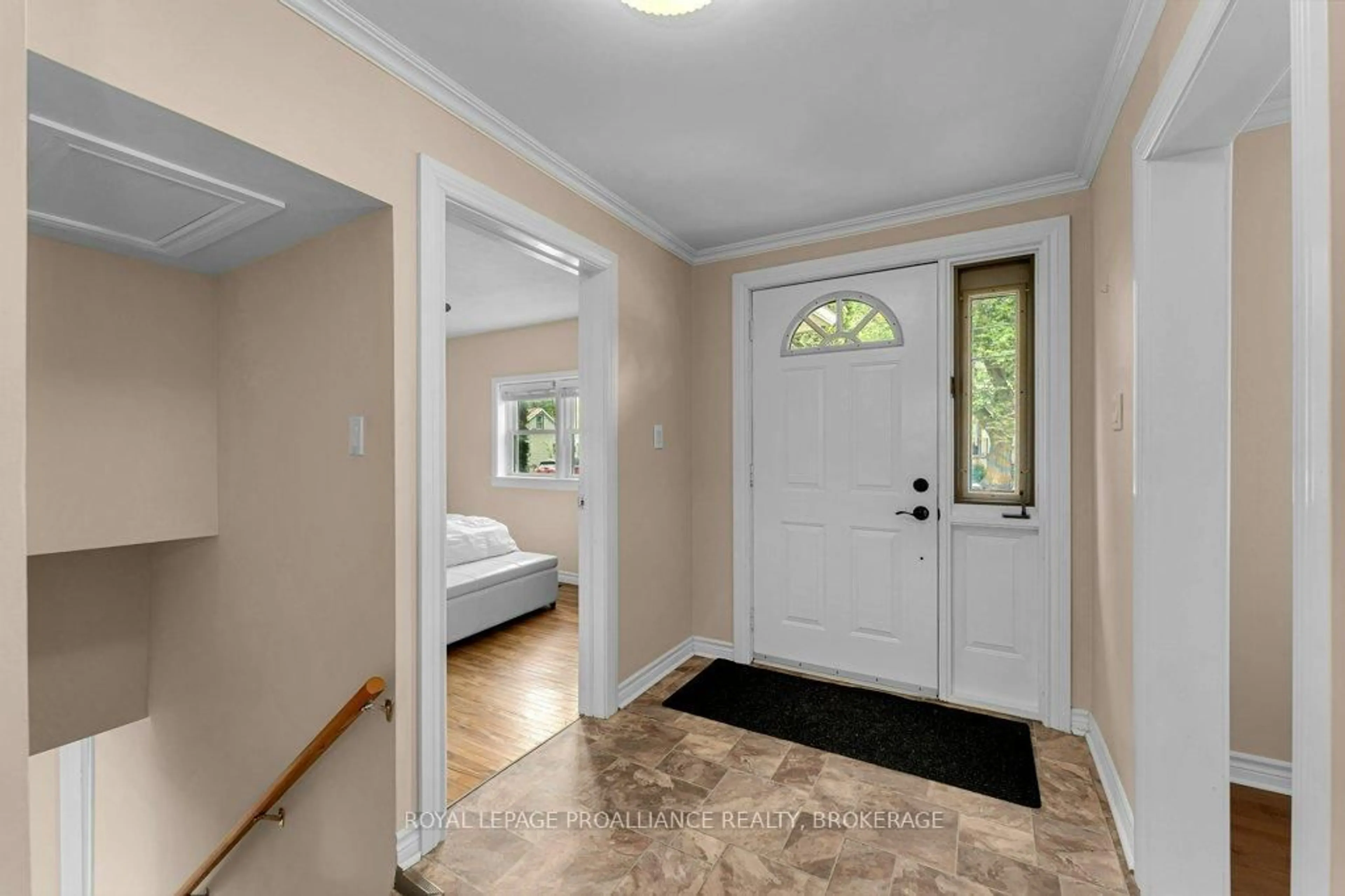 Indoor entryway for 67 Mowat Ave, Kingston Ontario K7M 1K2