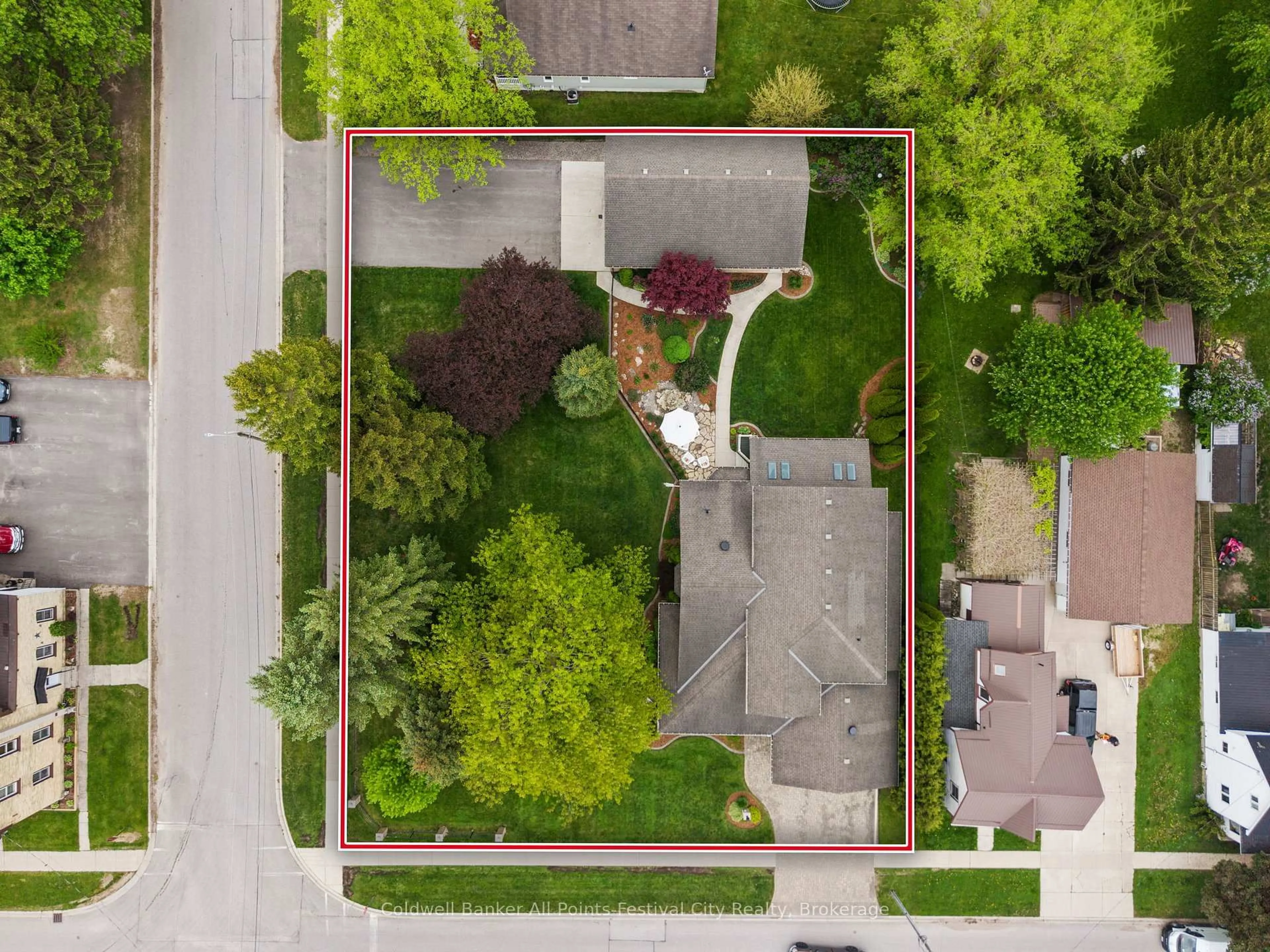 A pic from outside/outdoor area/front of a property/back of a property/a pic from drone, street for 259 Dinsley St, North Huron Ontario N0M 1H0