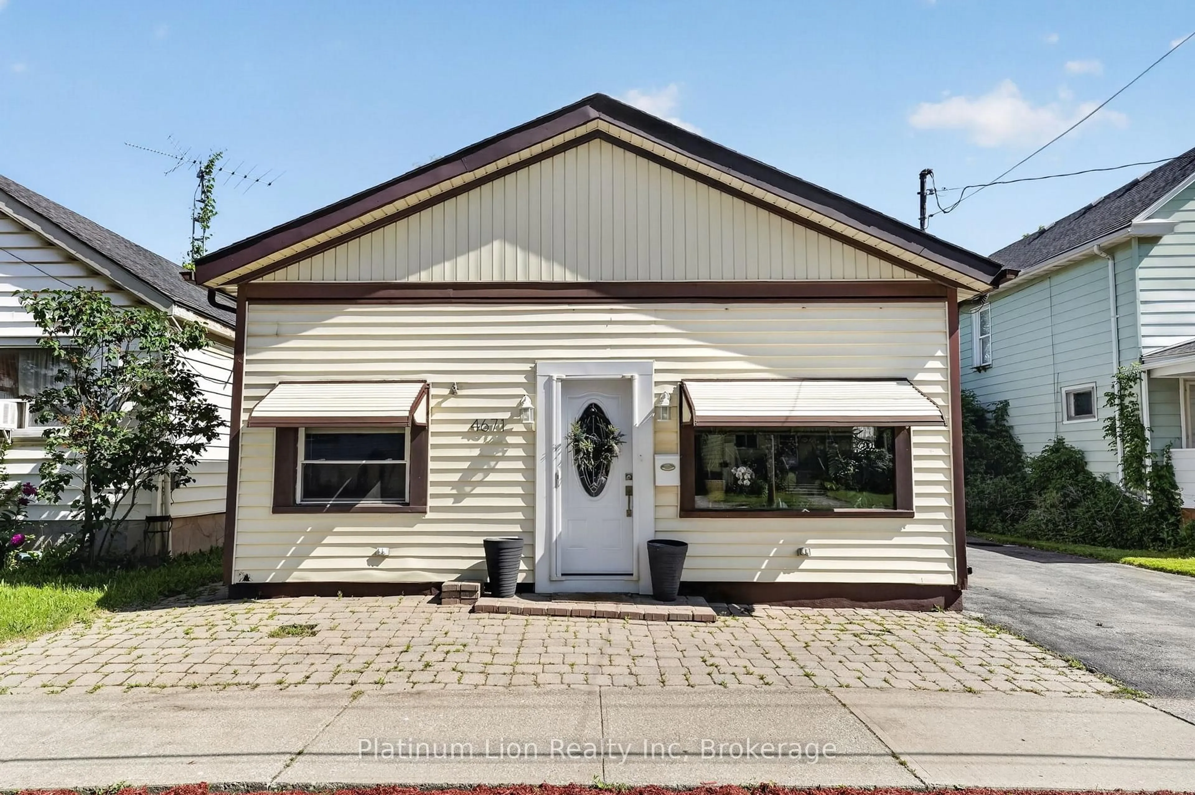 Home with vinyl exterior material, street for 4671 Ferguson St, Niagara Falls Ontario L2E 2Z3