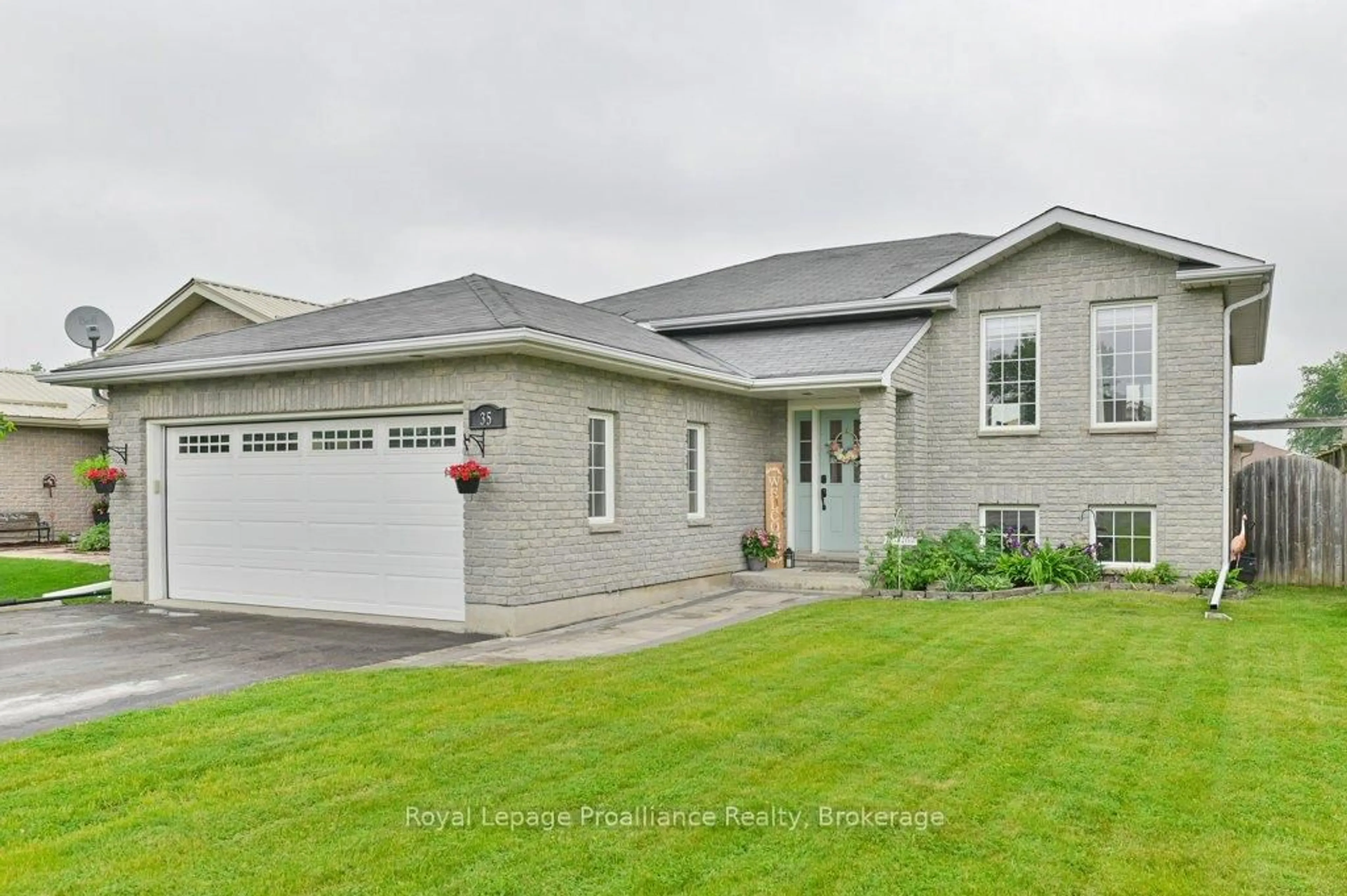Home with brick exterior material, street for 35 Ridgeview Lane, Trenton Ontario K8V 5P8