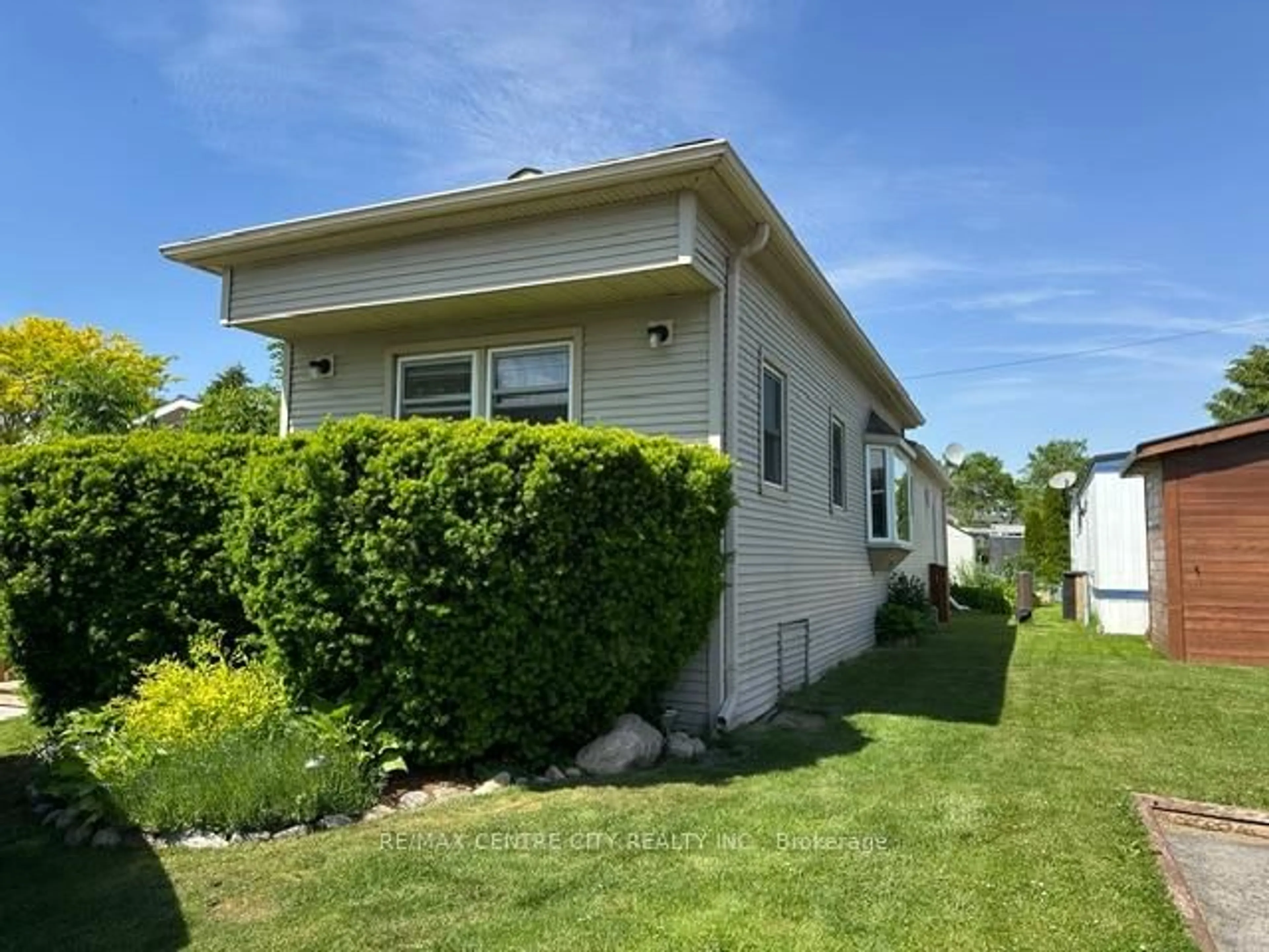 Home with vinyl exterior material, unknown for 2189 Dundas St #41, London East Ontario N5V 1H3