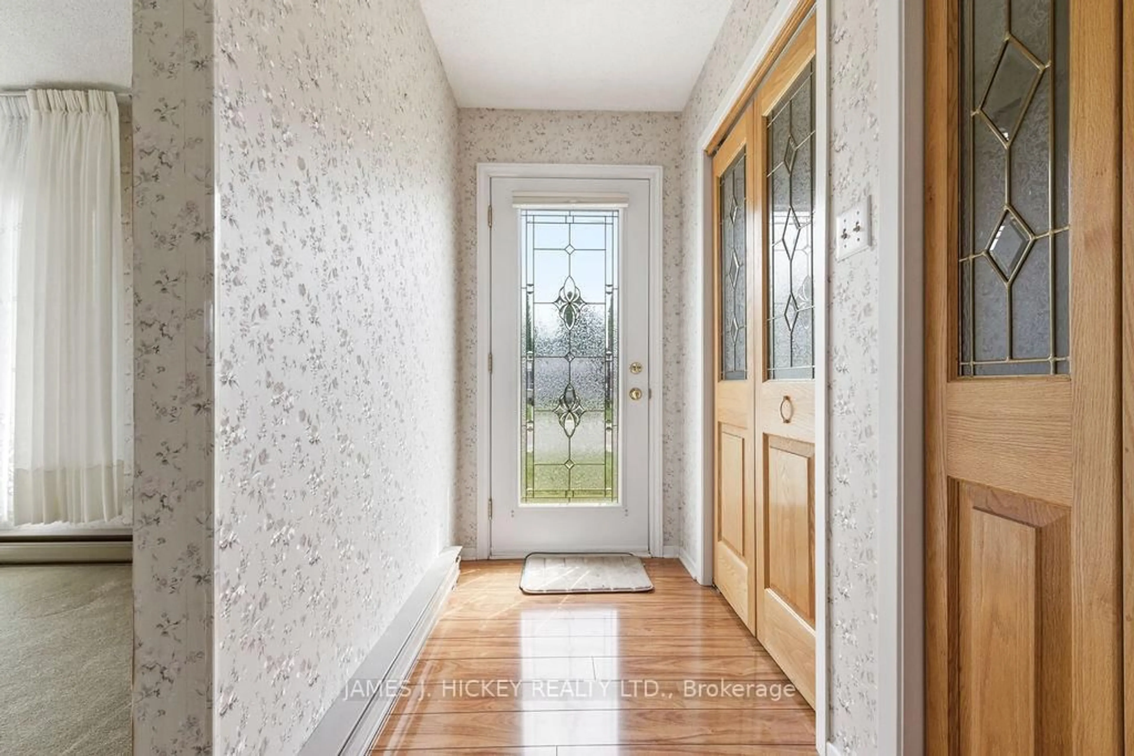 Indoor entryway for 72 Herman St, Petawawa Ontario K8H 1W2