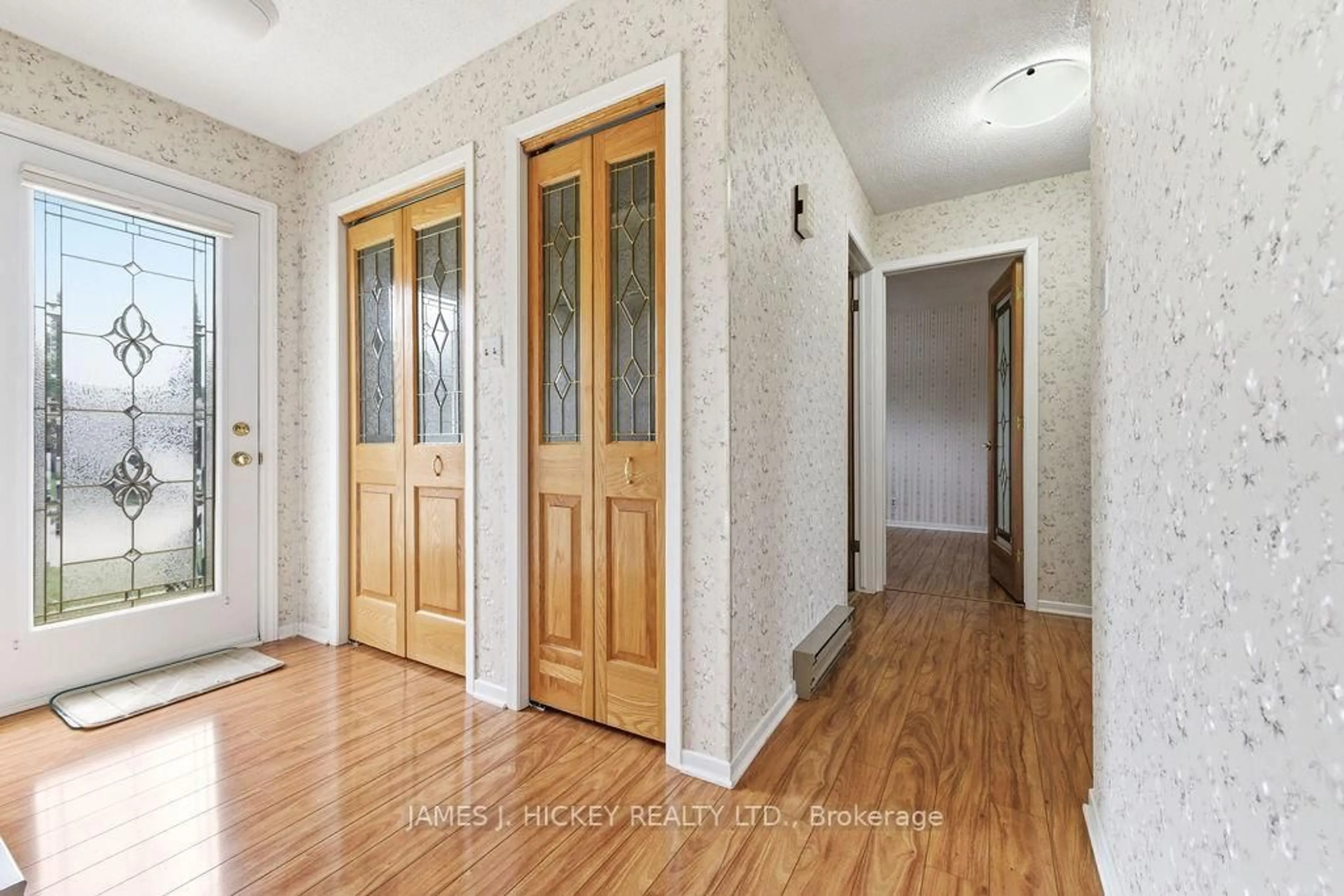 Indoor entryway for 72 Herman St, Petawawa Ontario K8H 1W2