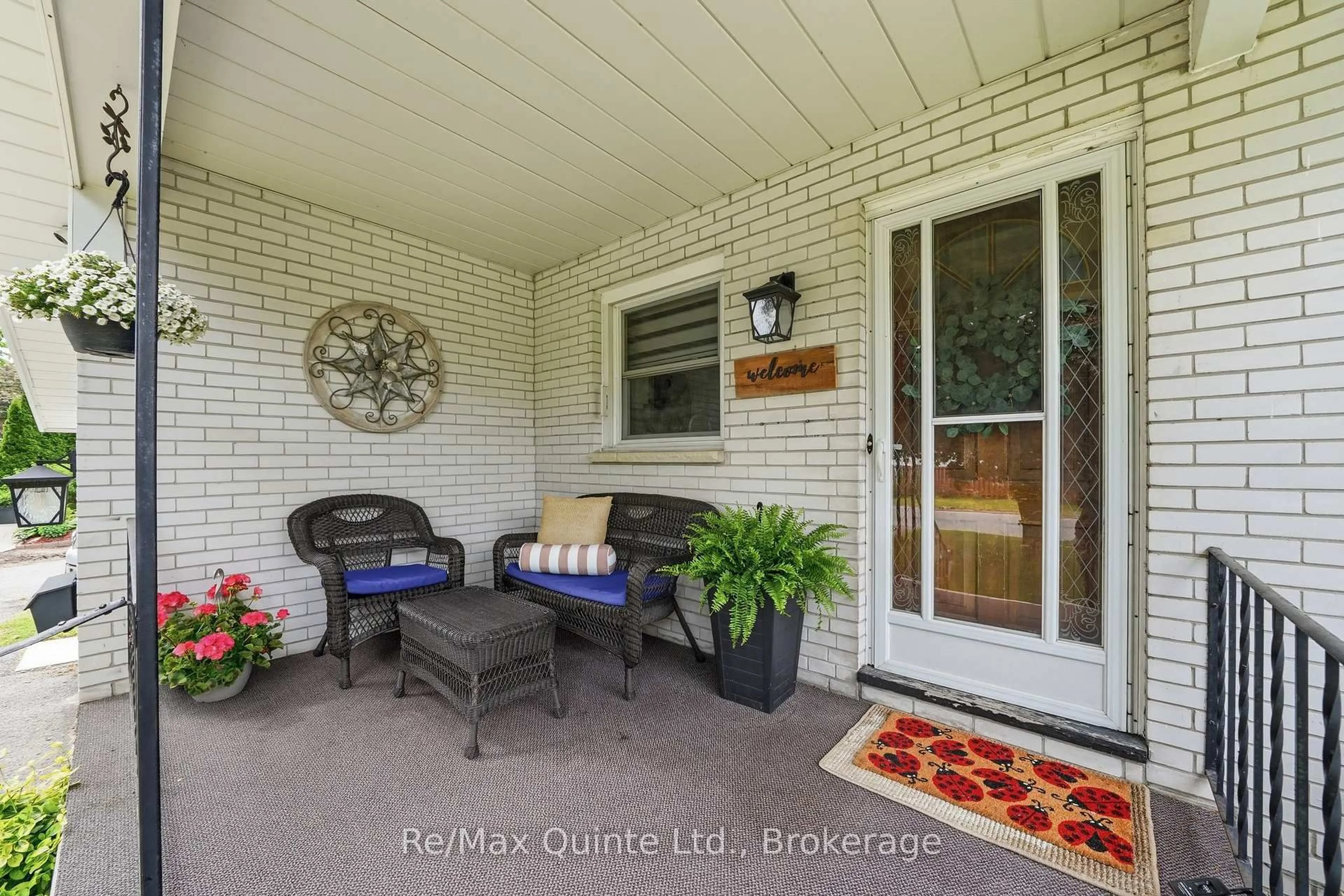 Indoor entryway for 106 Glendale Rd, Belleville Ontario K8P 4H6