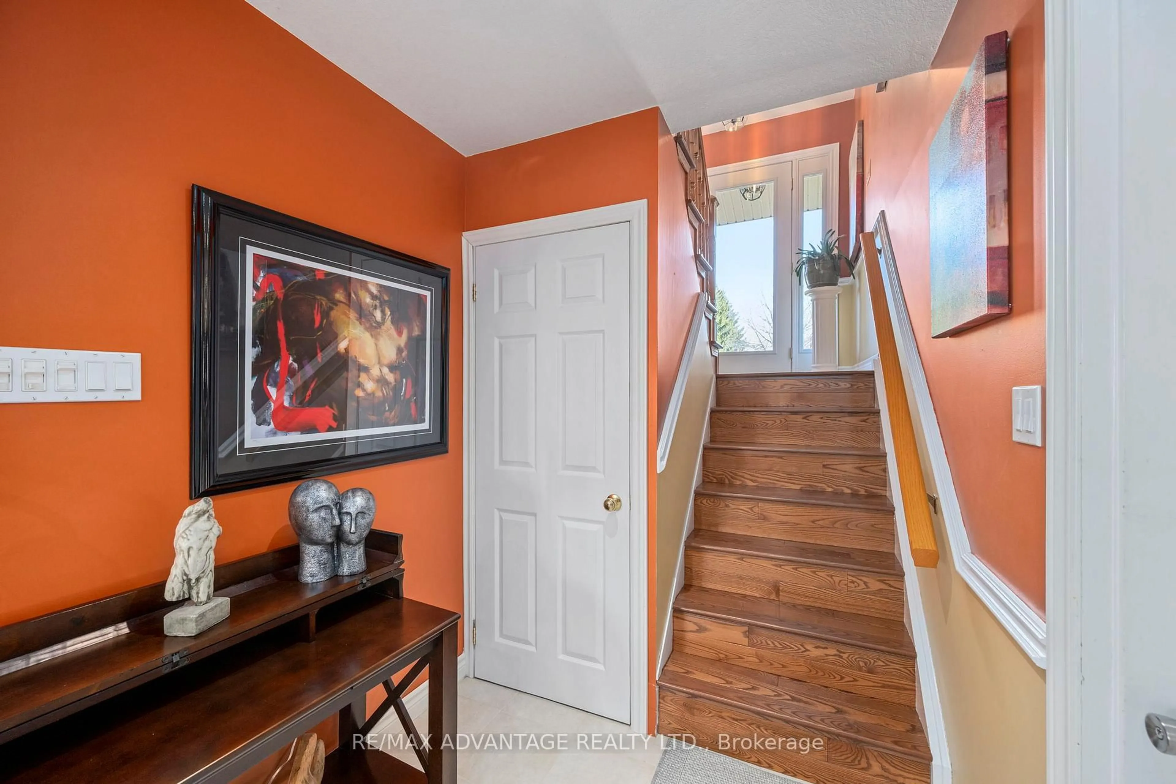 Indoor entryway for 7 Mckay St, Middlesex Centre Ontario N0M 2A0