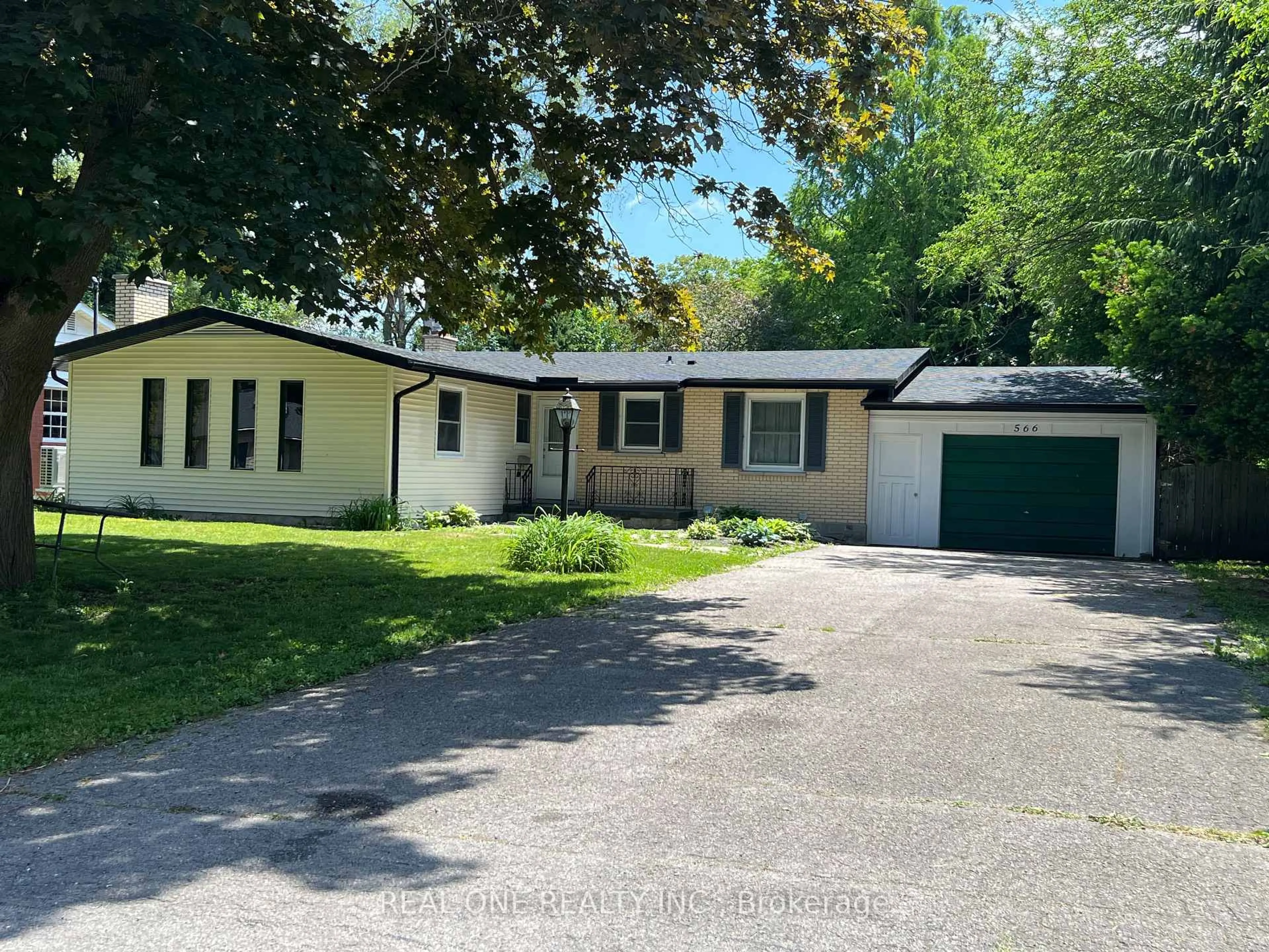 Home with vinyl exterior material, street for 566 Middlewoods Dr, London North Ontario N6G 1W4