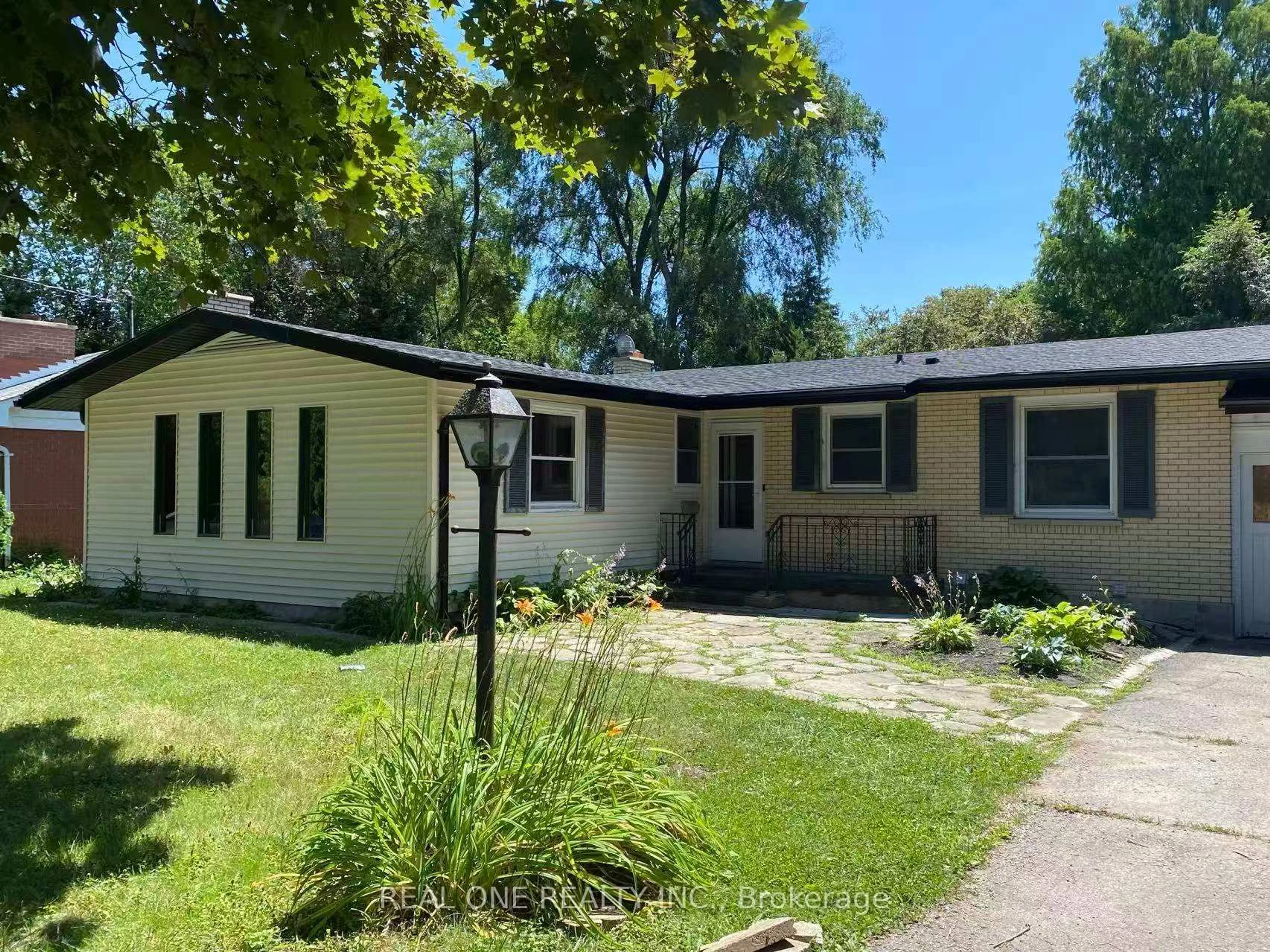 Home with vinyl exterior material, street for 566 Middlewoods Dr, London North Ontario N6G 1W4