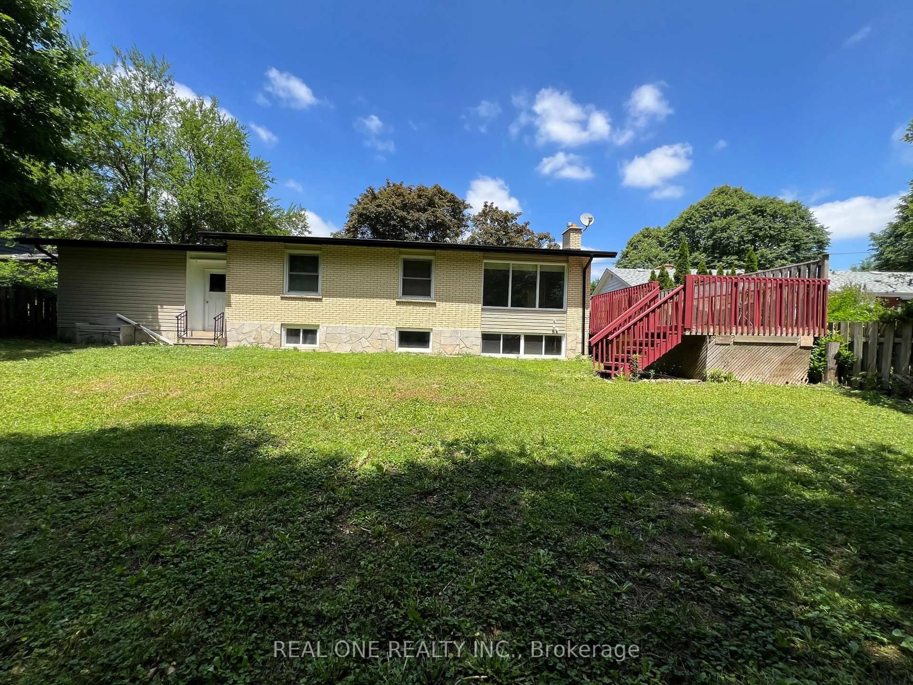 A pic from outside/outdoor area/front of a property/back of a property/a pic from drone, unknown for 566 Middlewoods Dr, London North Ontario N6G 1W4
