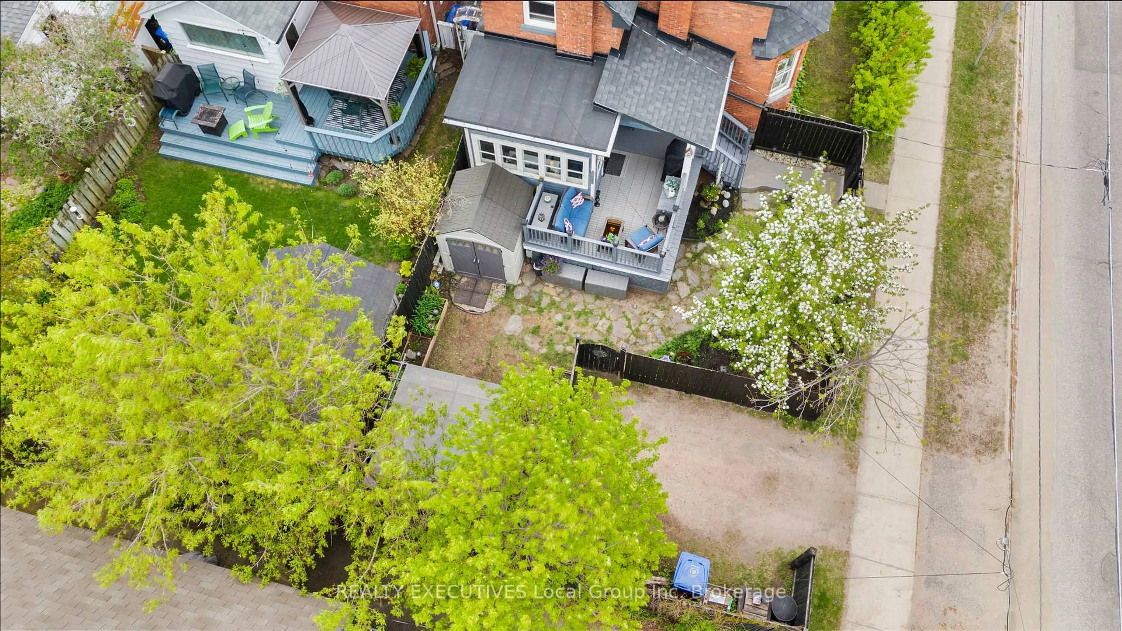 A pic from outside/outdoor area/front of a property/back of a property/a pic from drone, street for 591 HARVEY St, North Bay Ontario P1B 4H2