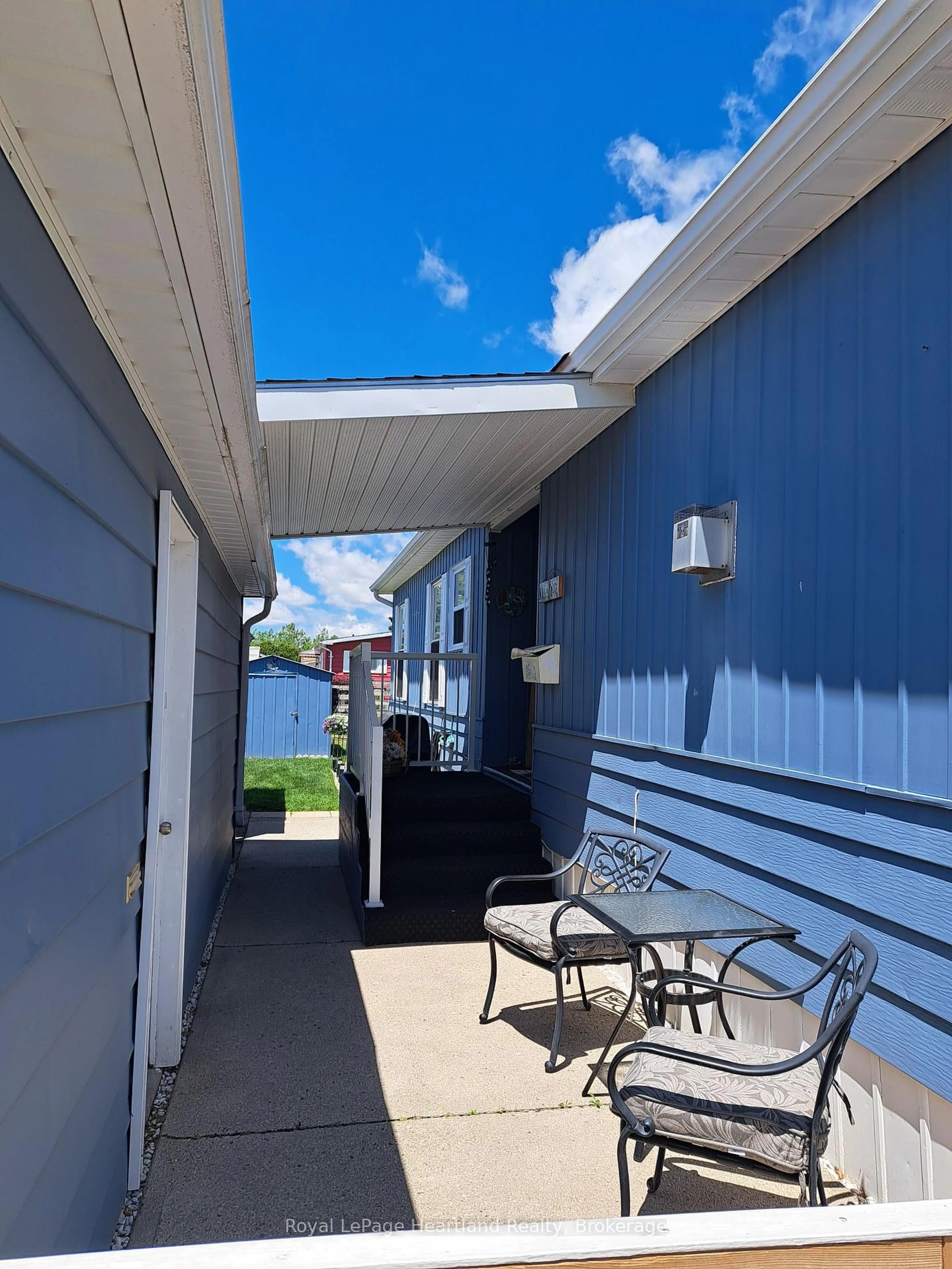 Patio, street for 27 Stewart St, Strathroy-Caradoc Ontario N7G 1A1