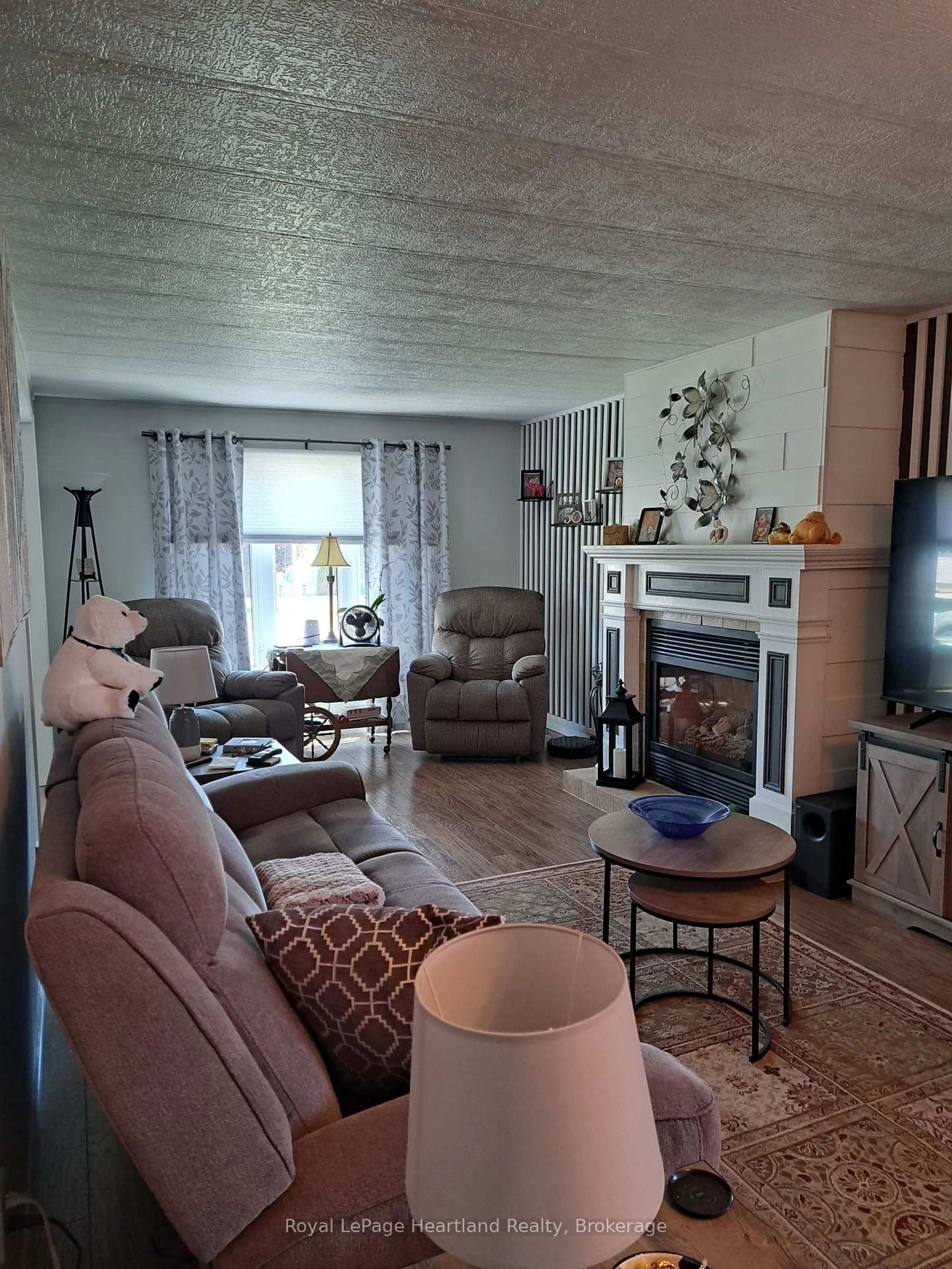 Living room with furniture, unknown for 27 Stewart St, Strathroy-Caradoc Ontario N7G 1A1