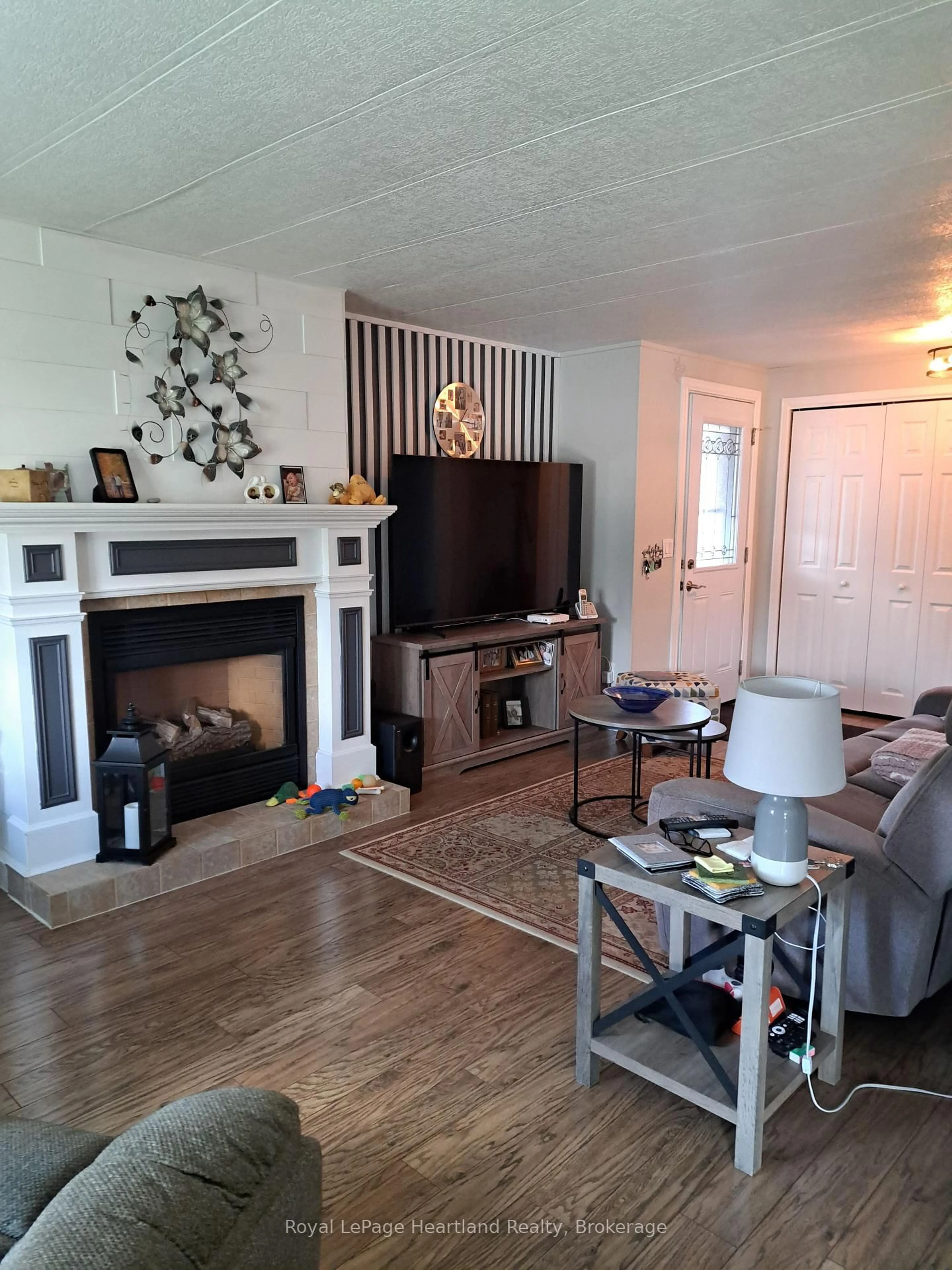 Living room with furniture, wood/laminate floor for 27 Stewart St, Strathroy-Caradoc Ontario N7G 1A1
