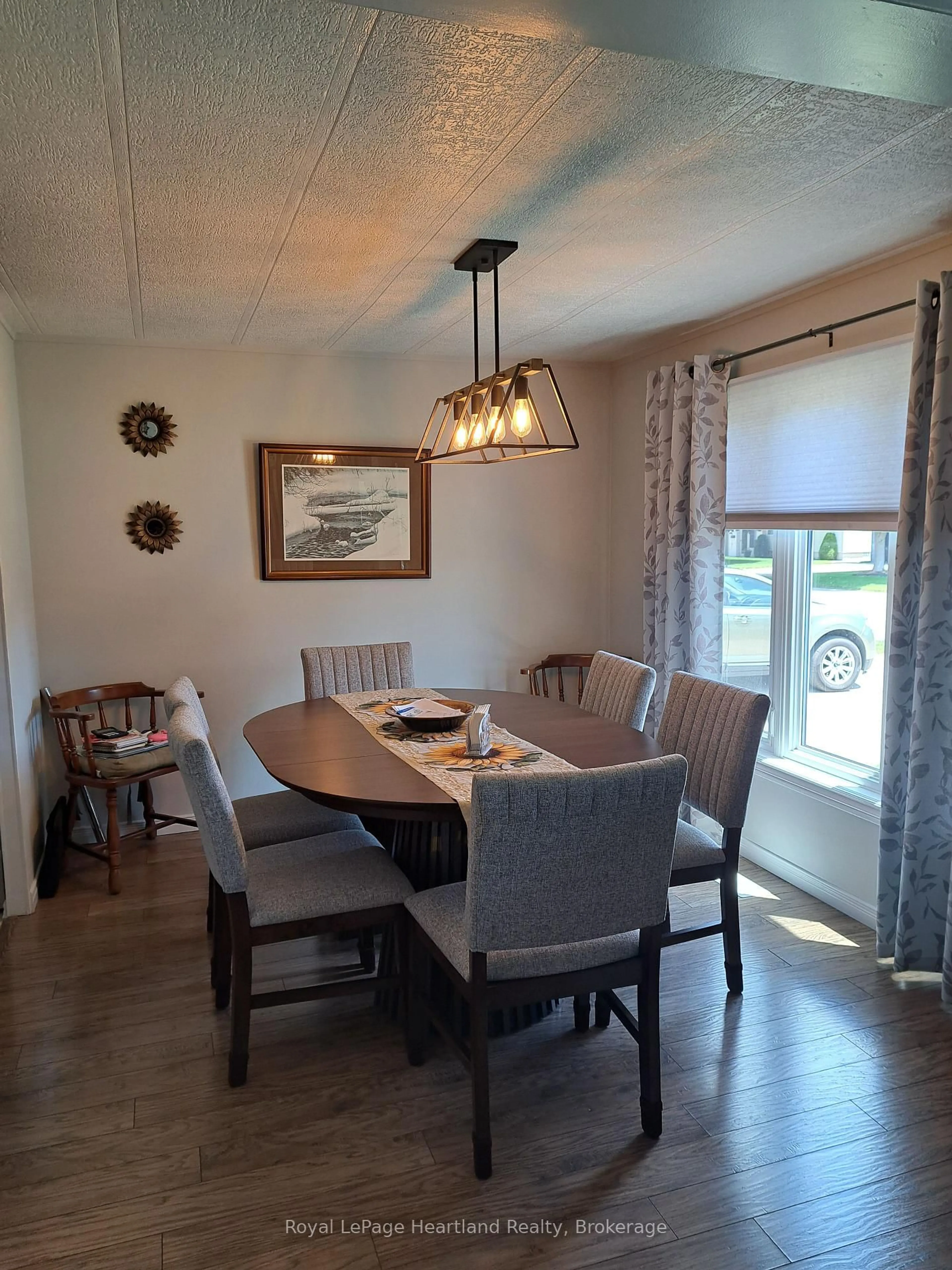Dining room, wood/laminate floor for 27 Stewart St, Strathroy-Caradoc Ontario N7G 1A1