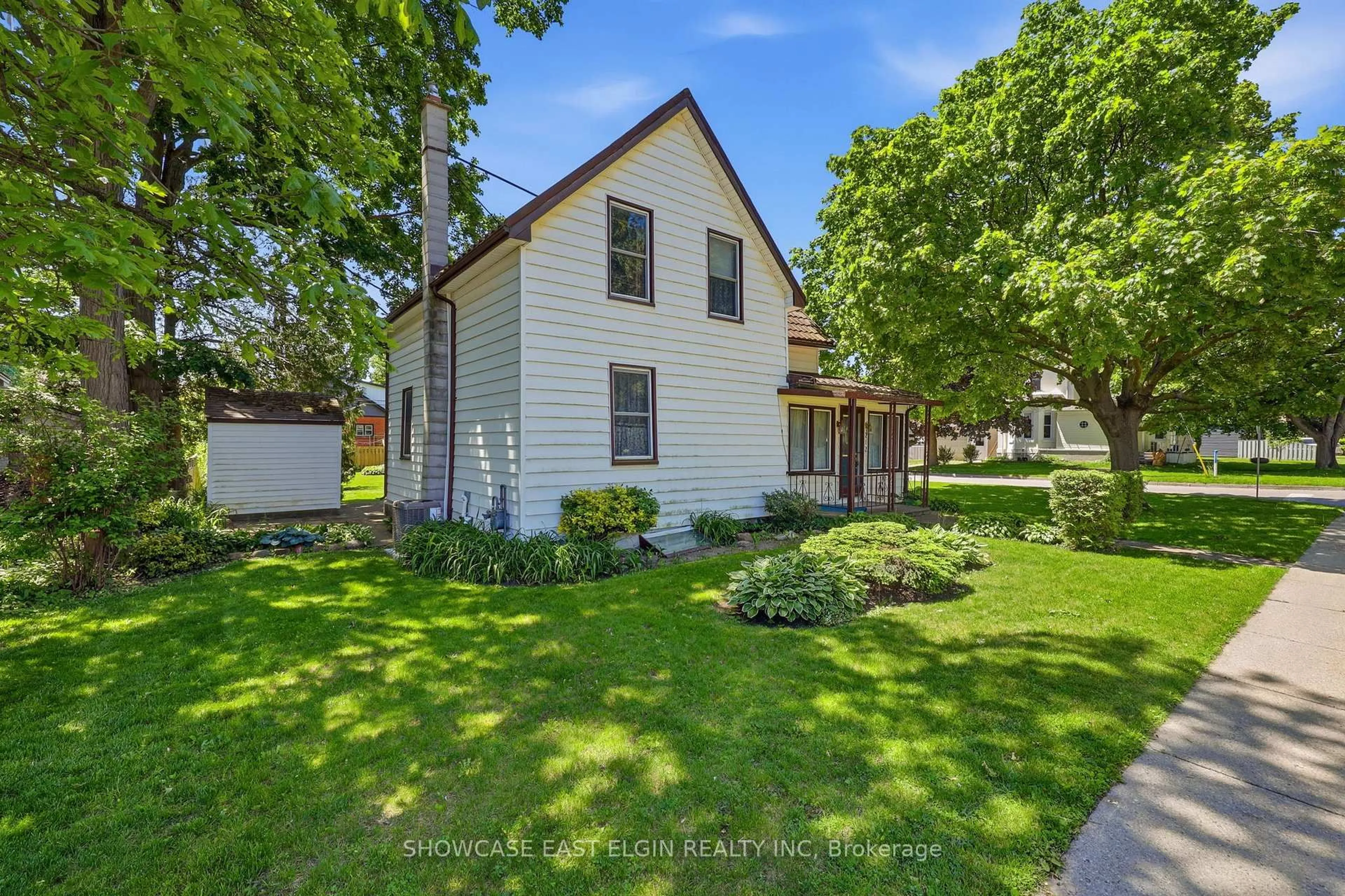 A pic from outside/outdoor area/front of a property/back of a property/a pic from drone, street for 212 Sydenham St, Aylmer Ontario N5H 1L9