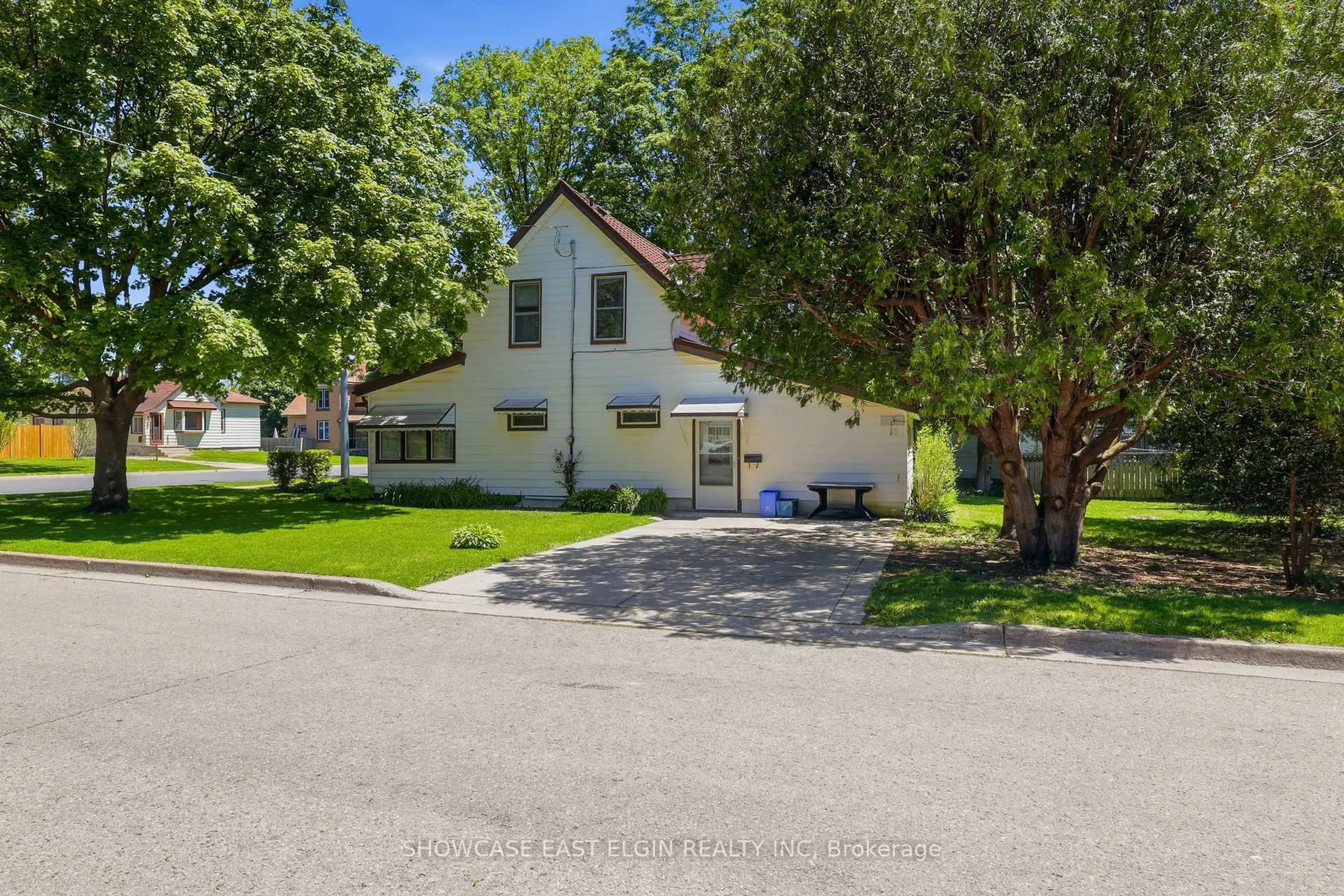 A pic from outside/outdoor area/front of a property/back of a property/a pic from drone, street for 212 Sydenham St, Aylmer Ontario N5H 1L9