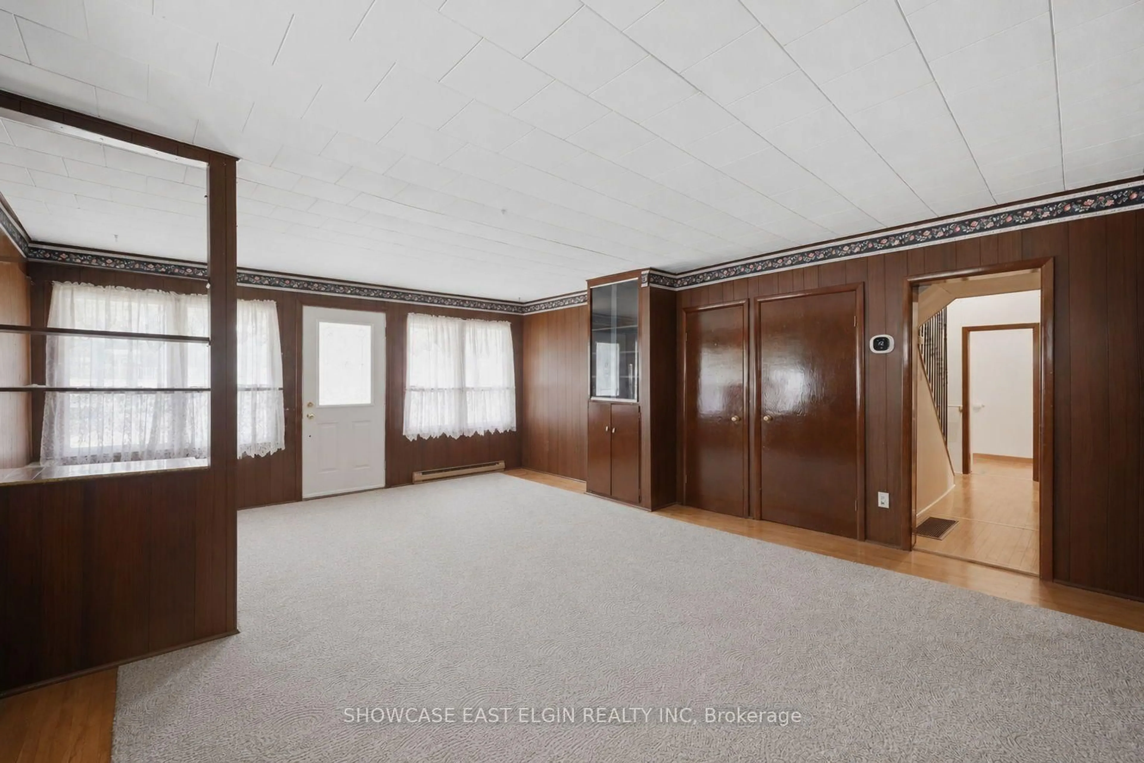 Indoor foyer for 212 Sydenham St, Aylmer Ontario N5H 1L9