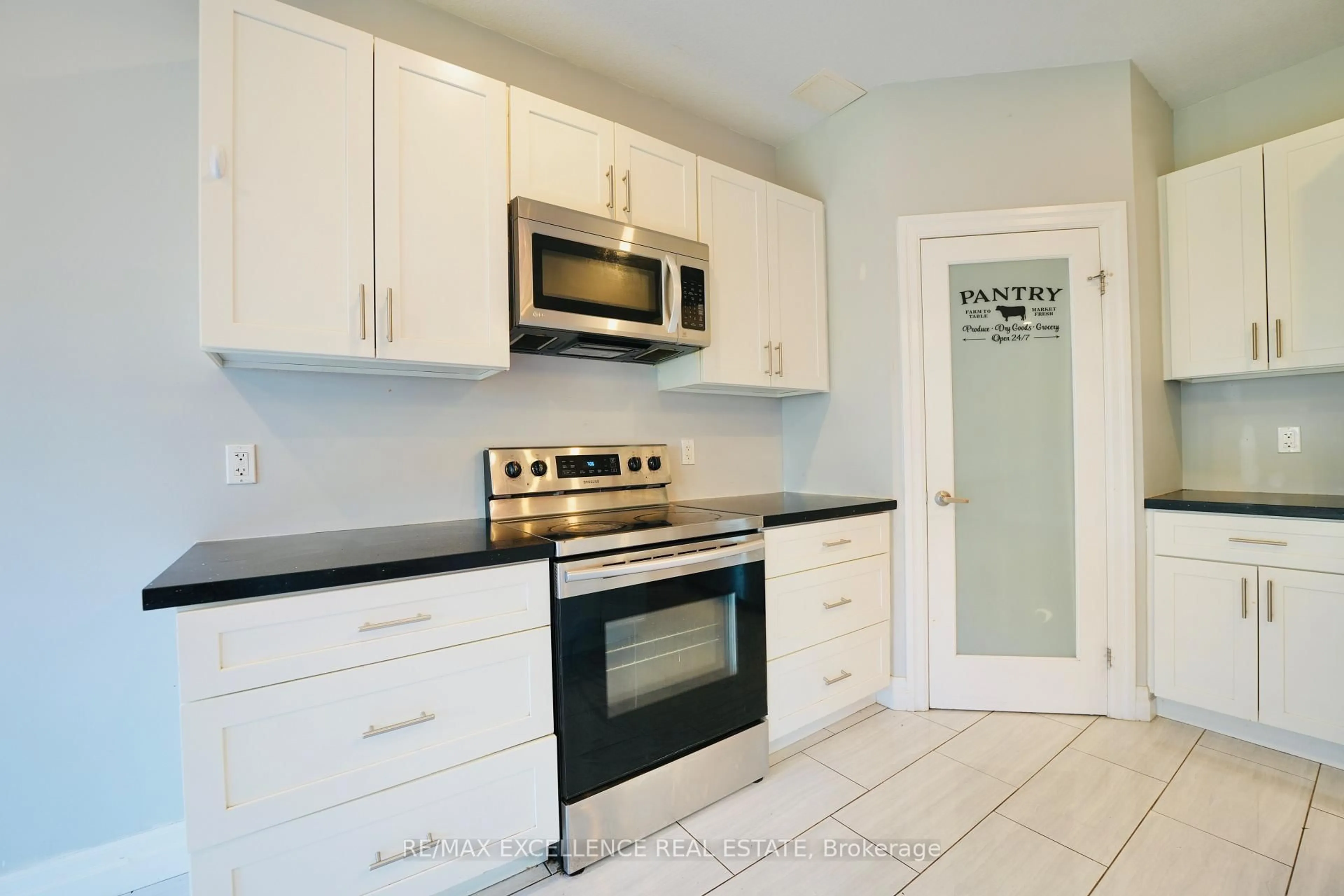 Standard kitchen, ceramic/tile floor for 3023 Doyle Dr, London South Ontario N6M 0G9
