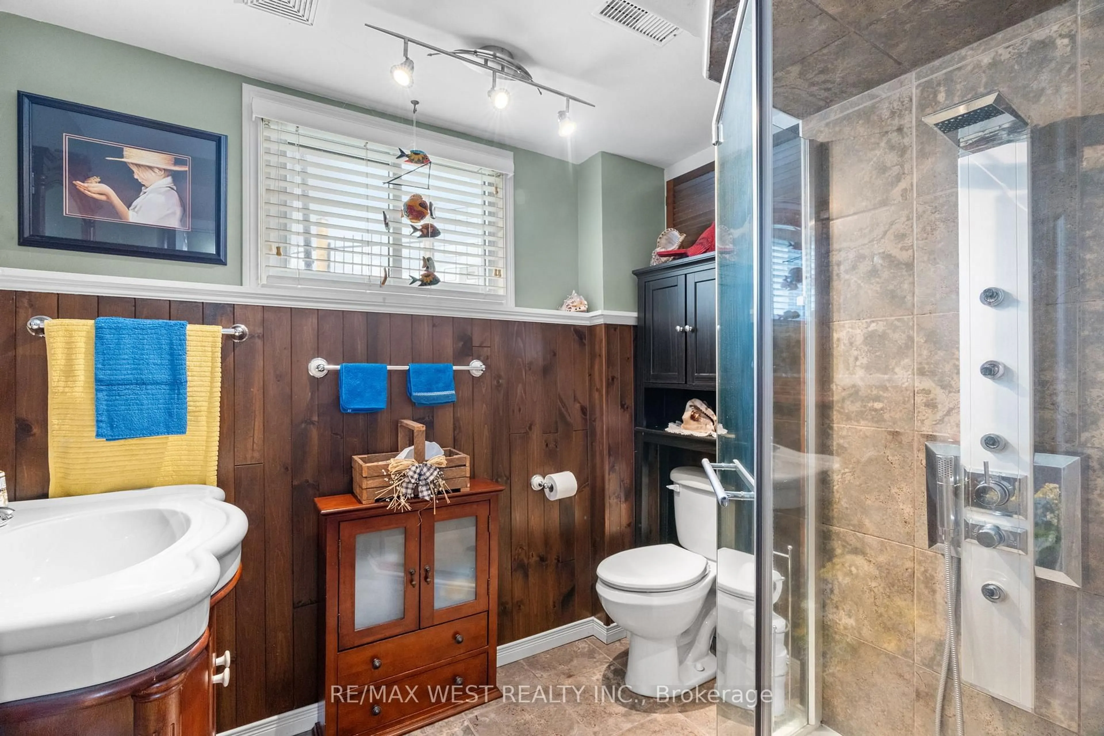 Standard bathroom, ceramic/tile floor for 96 Langford Dr, Lucan Biddulph Ontario N0M 2J0