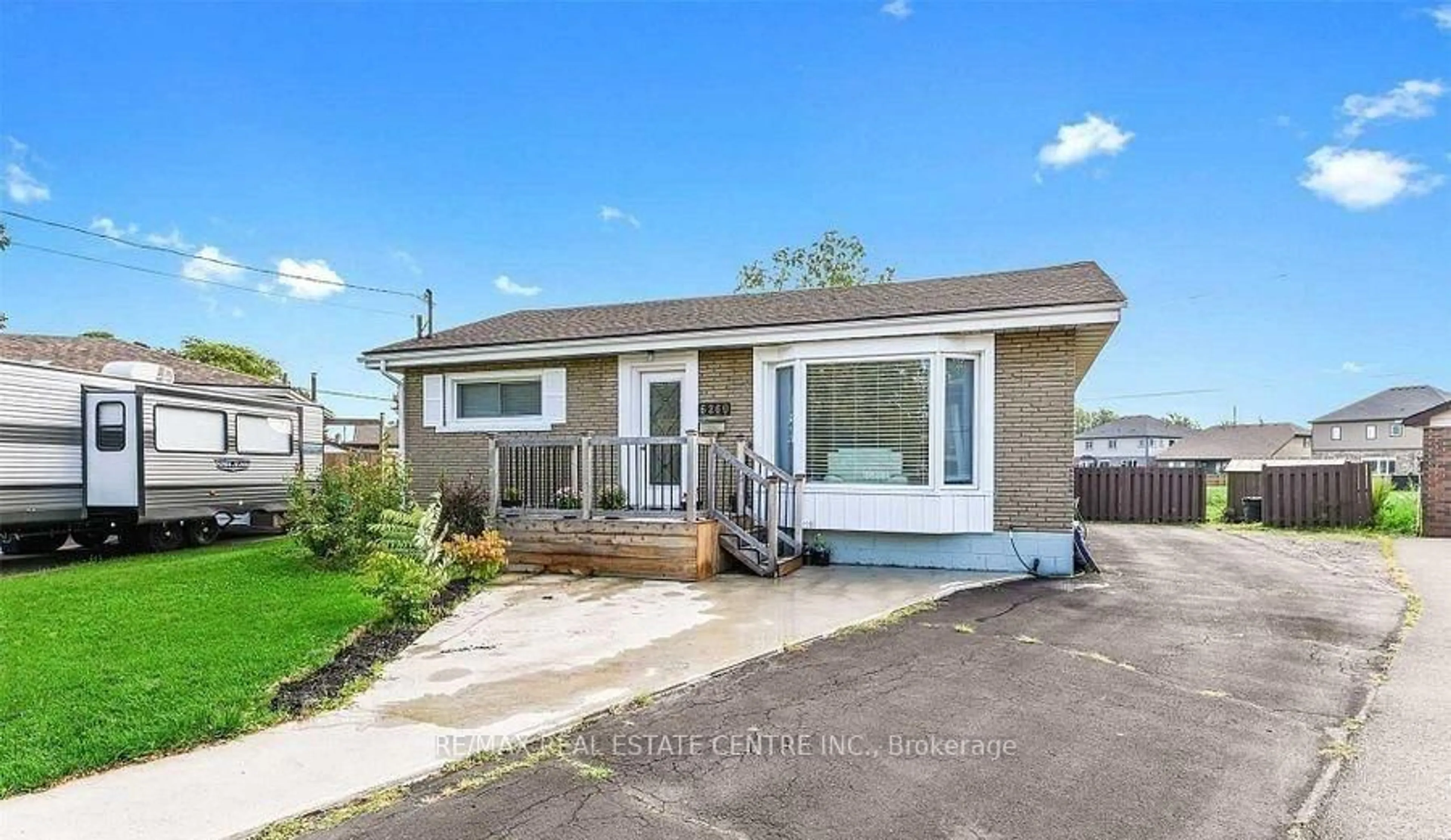 Home with vinyl exterior material, street for 6260 Ellsworth Pl, Niagara Falls Ontario L2G 4S7