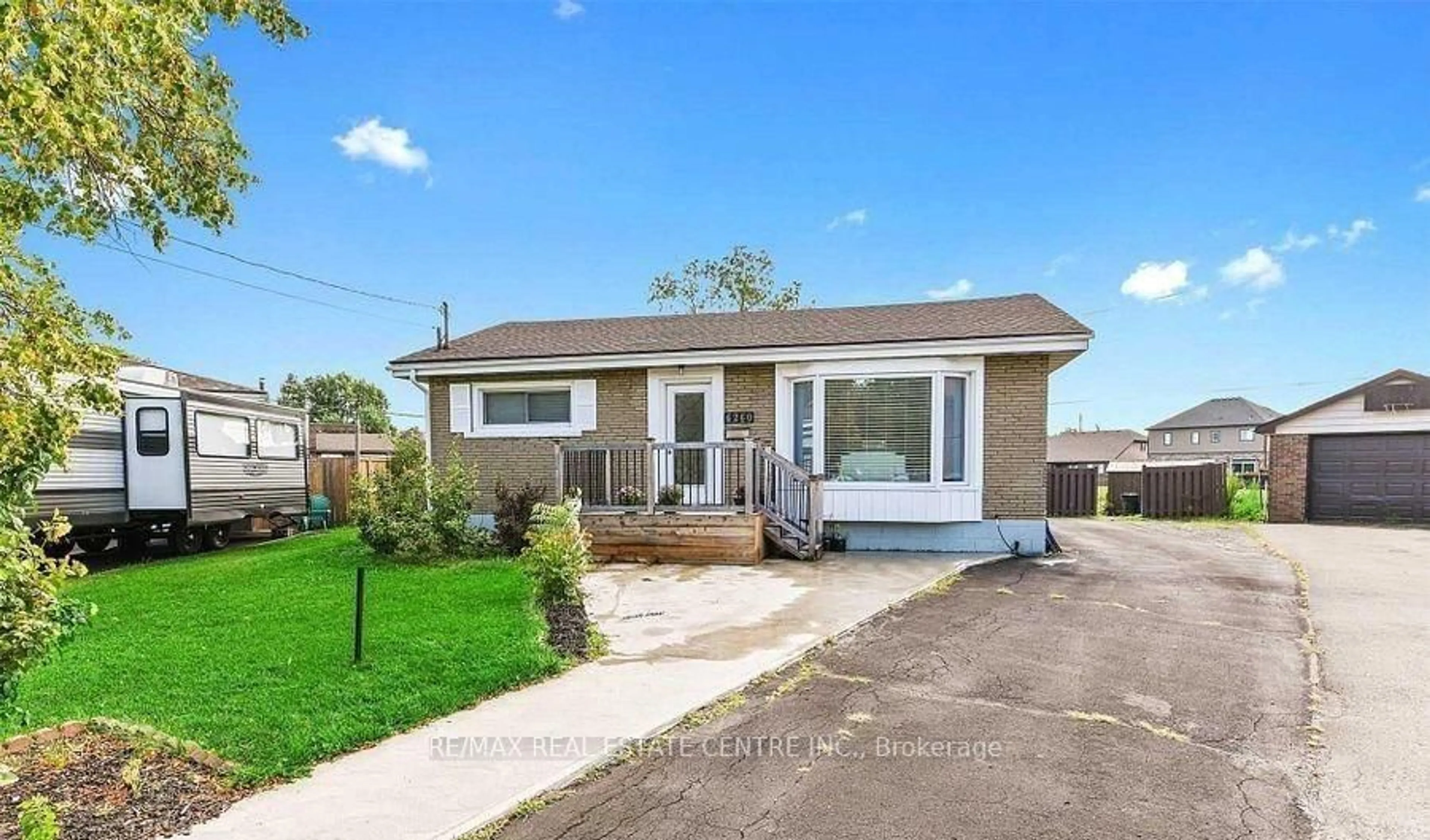 Home with vinyl exterior material, street for 6260 Ellsworth Pl, Niagara Falls Ontario L2G 4S7