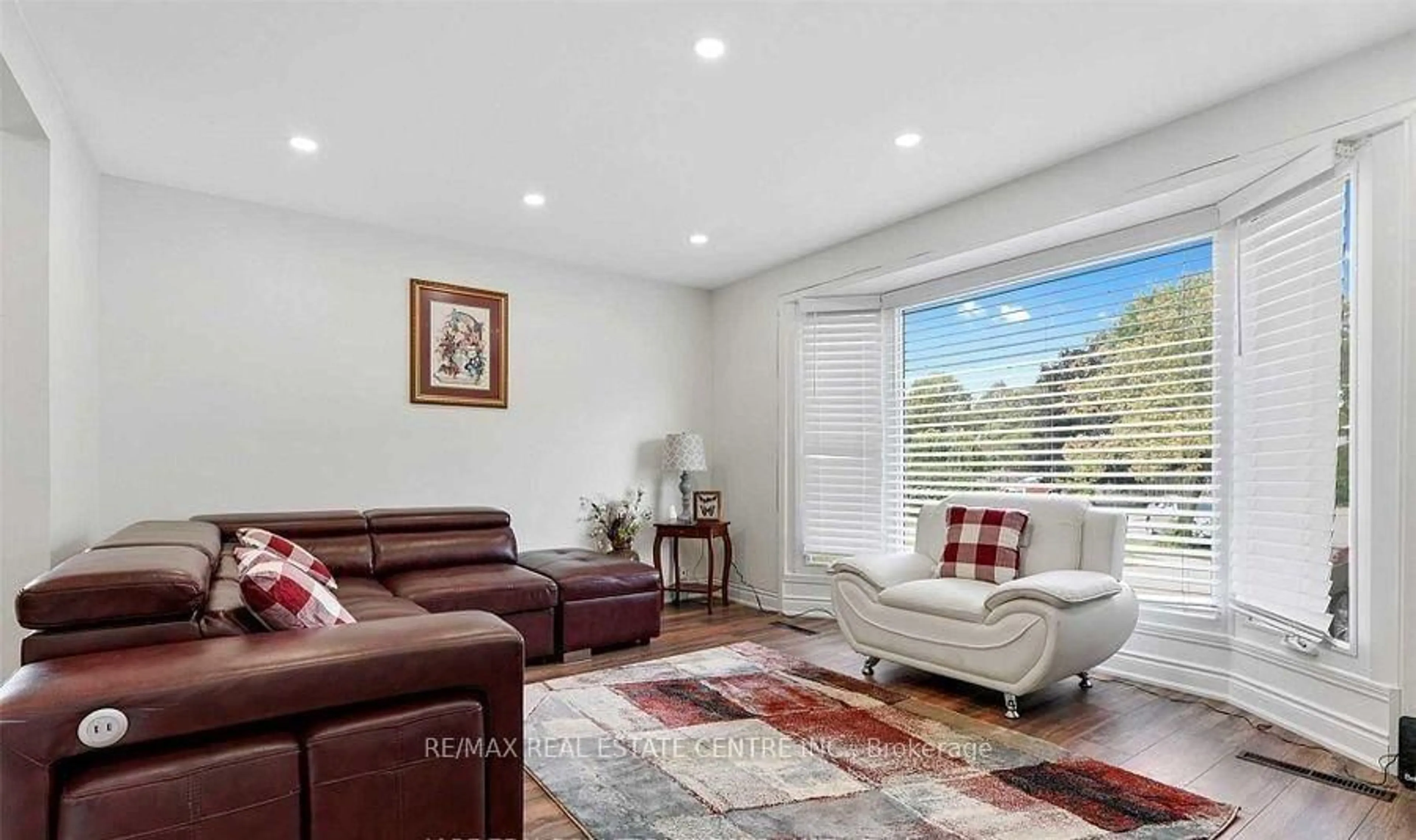 Living room with furniture, unknown for 6260 Ellsworth Pl, Niagara Falls Ontario L2G 4S7